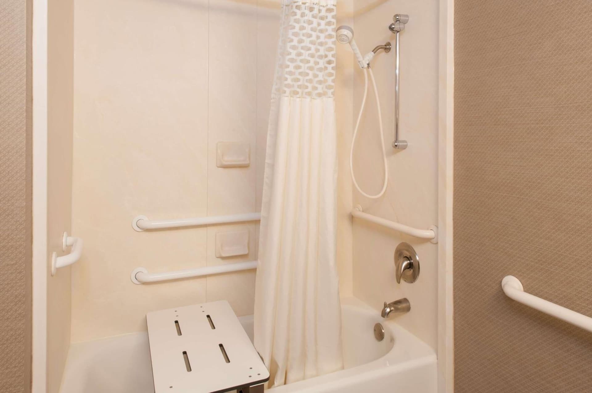 Hampton Inn Muskegon gallery photo in Muskegon Heights, MI — image 7