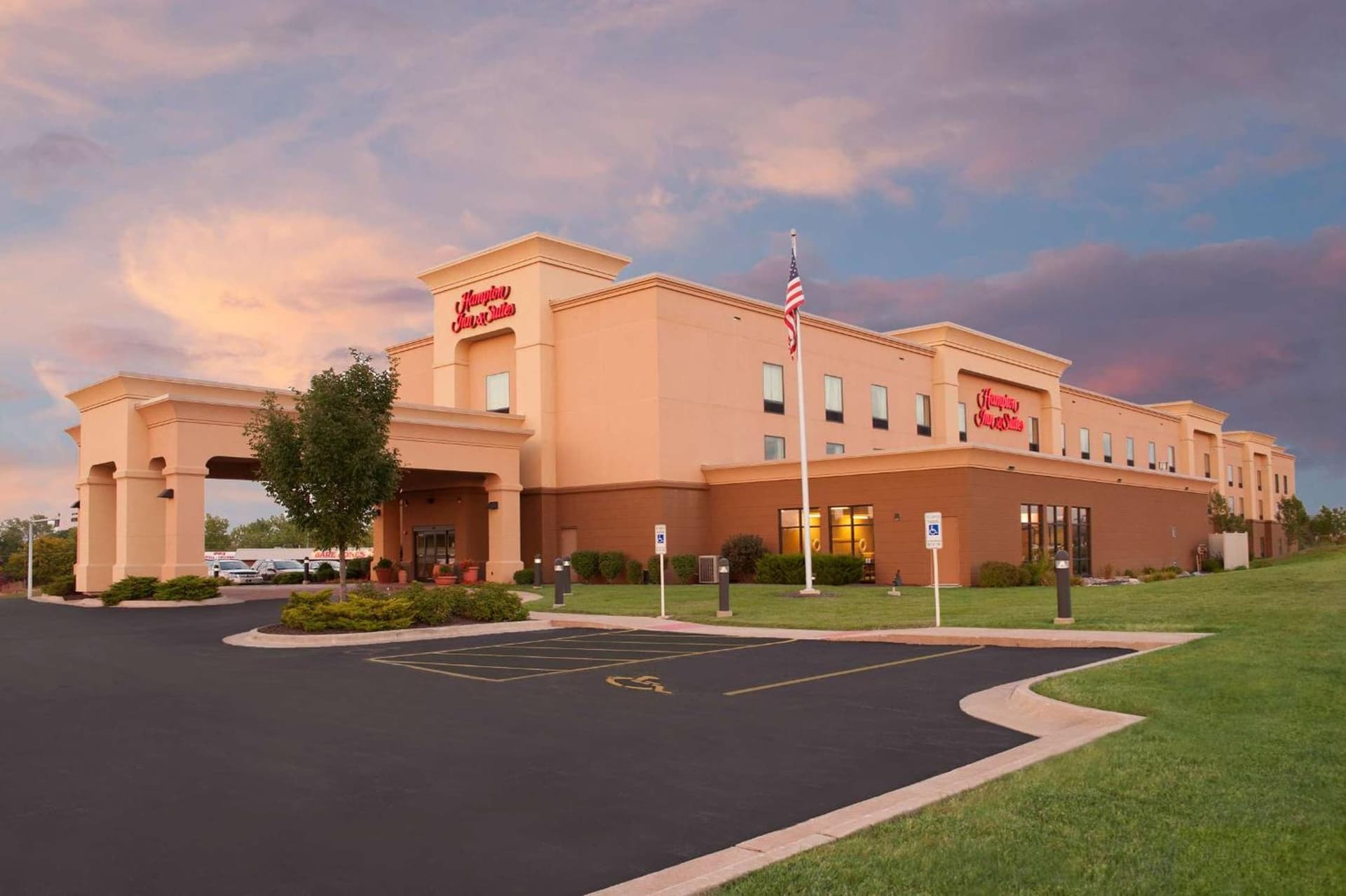 Hampton Inn & Suites Moline-Quad City Int'l Aprt featured exterior or lobby in Moline, IL — similar hotel