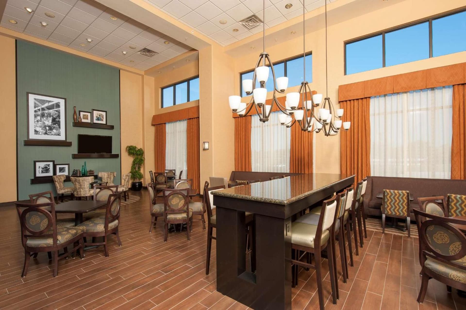 Hampton Inn & Suites Moline-Quad City Int'l Aprt interior in Moline, IL — gallery photo 2
