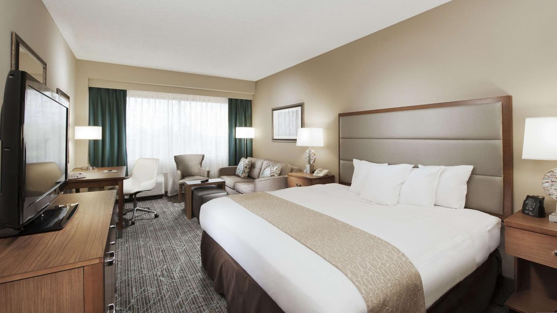 DoubleTree by Hilton Hotel West Palm Beach Airport gallery photo in West Palm Beach, FL — image 4