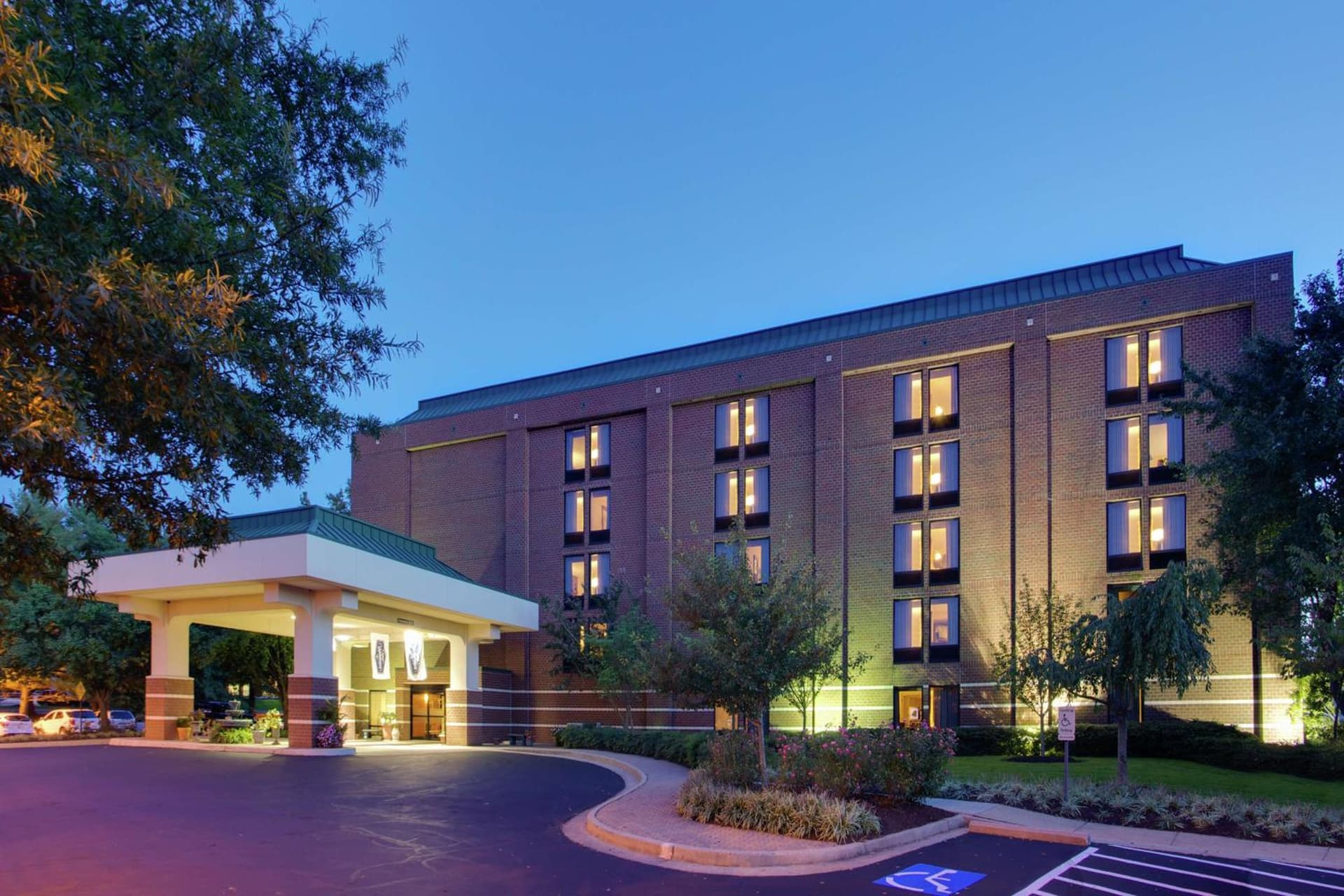Hampton Inn Richmond-West Innsbrook interior in Broad Meadows, VA — gallery photo 2