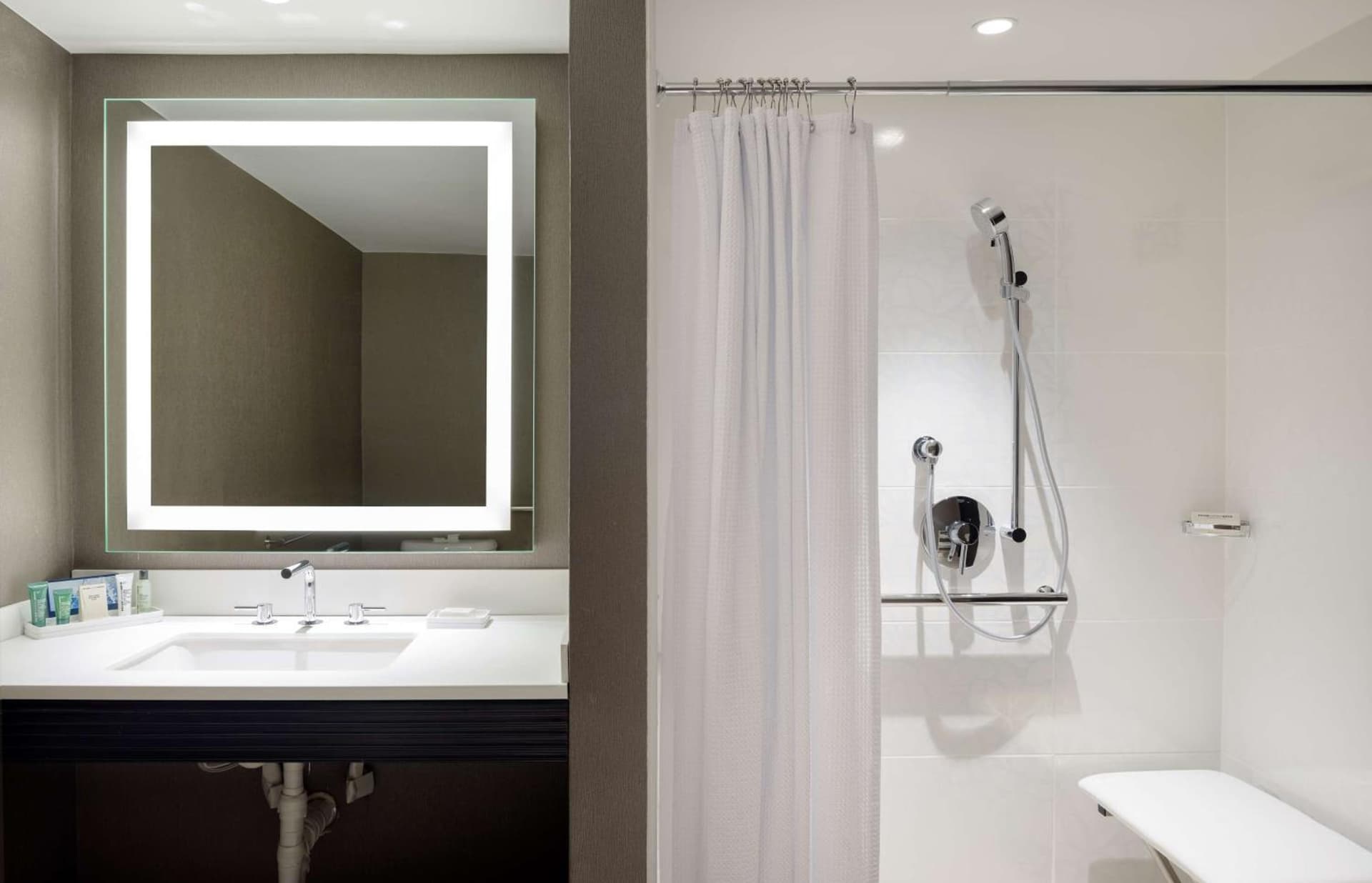 Hilton Woodland Hills/ Los Angeles gallery photo in Woodland Hills, CA — image 15