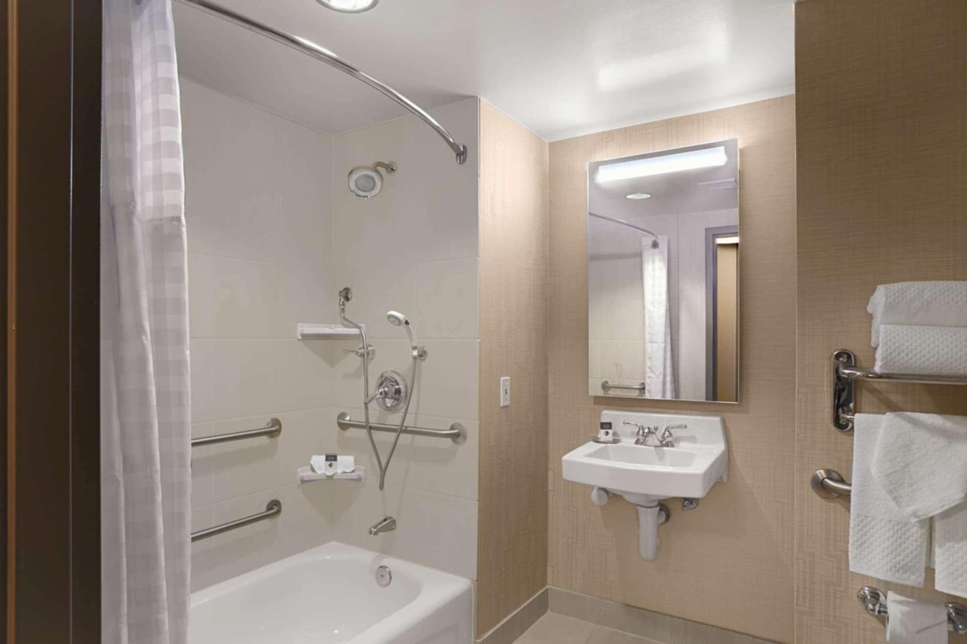 DoubleTree by Hilton San Francisco Airport North Bayfront gallery photo in Brisbane, CA — image 45