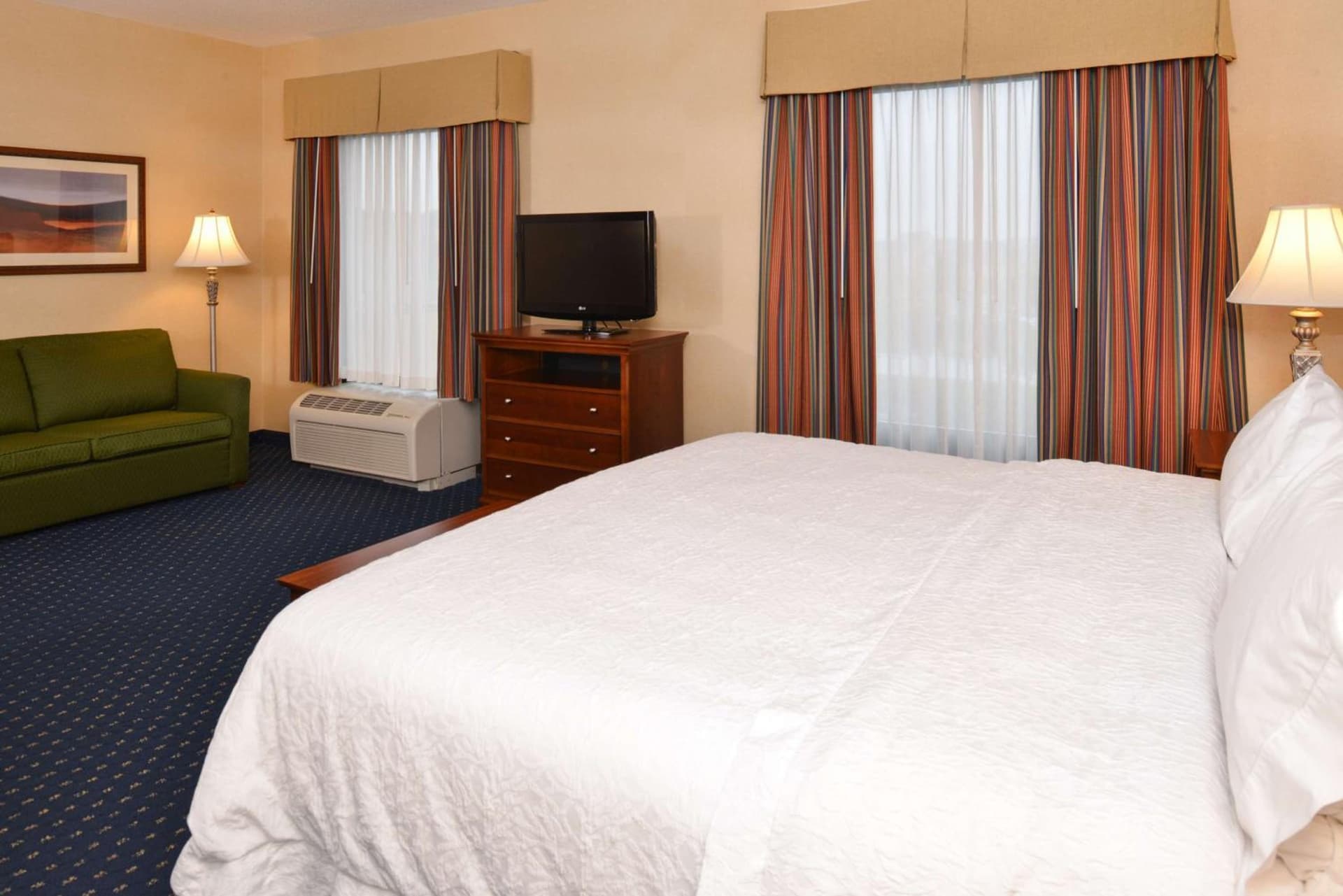 Hampton Inn and Suites Fredericksburg South interior in Fredericksburg, VA — gallery photo 2