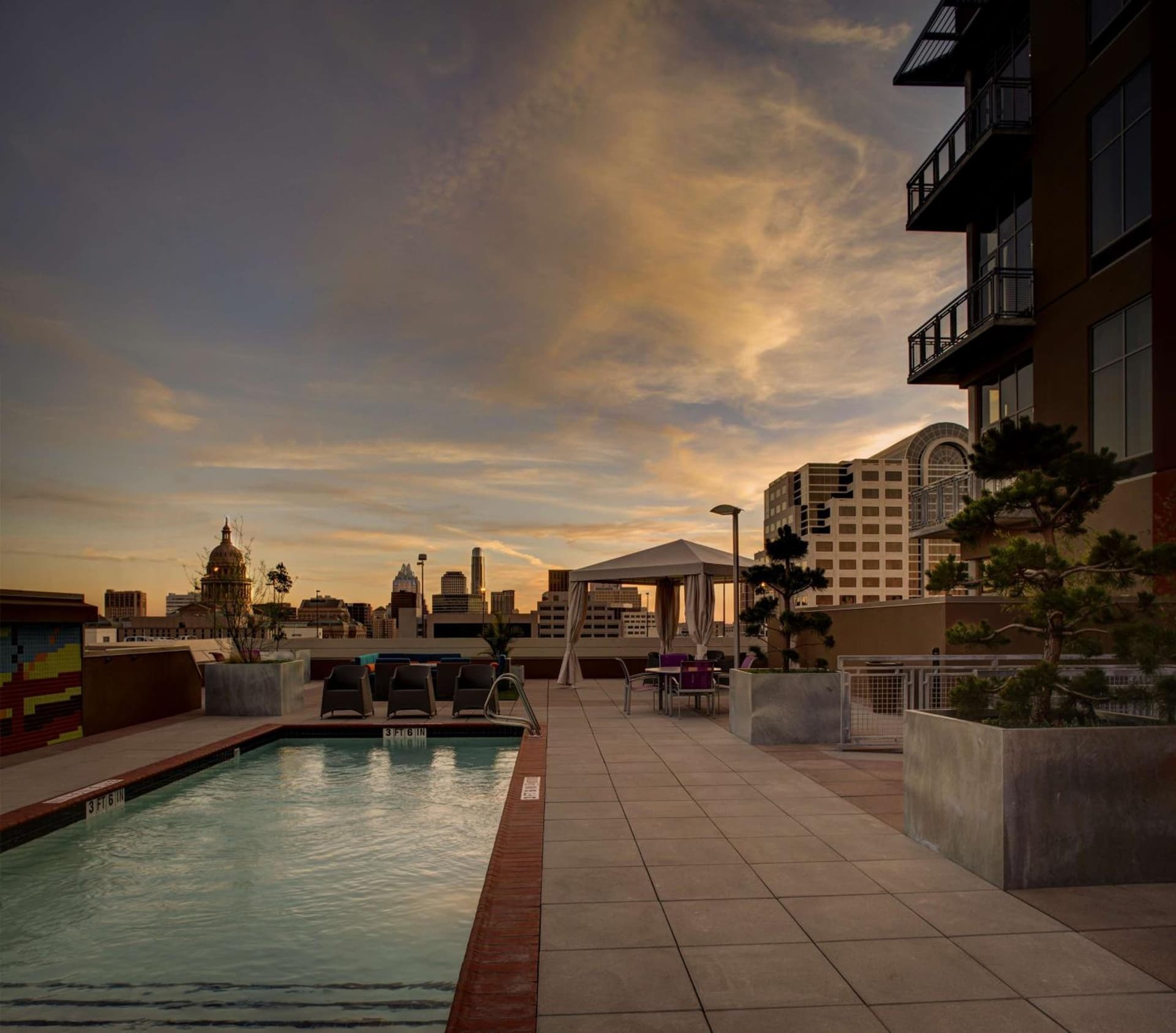 Hampton Inn and Suites Austin University Capitol gallery photo in Austin, TX — image 12