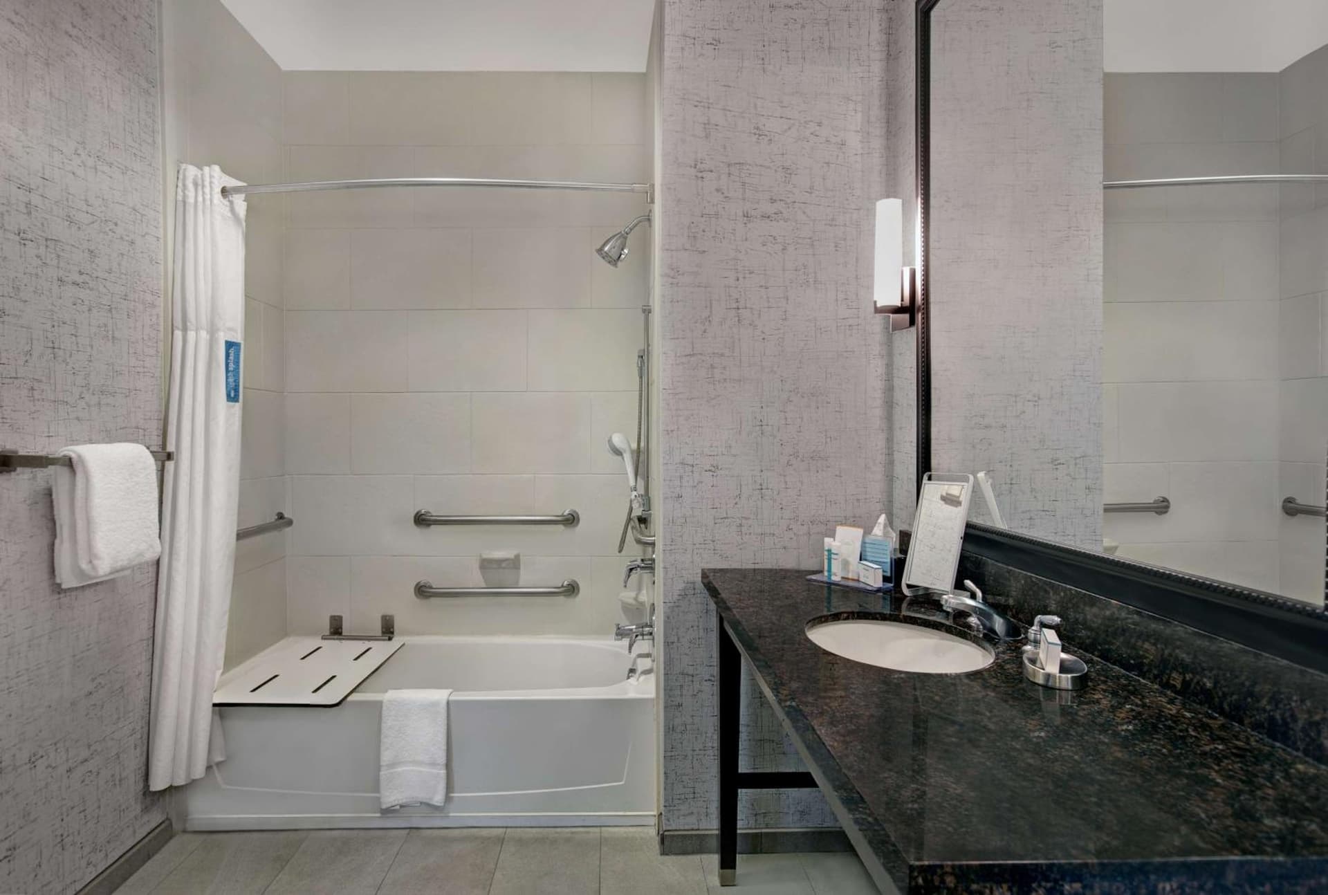 Hampton Inn and Suites Austin University Capitol gallery photo in Austin, TX — image 13