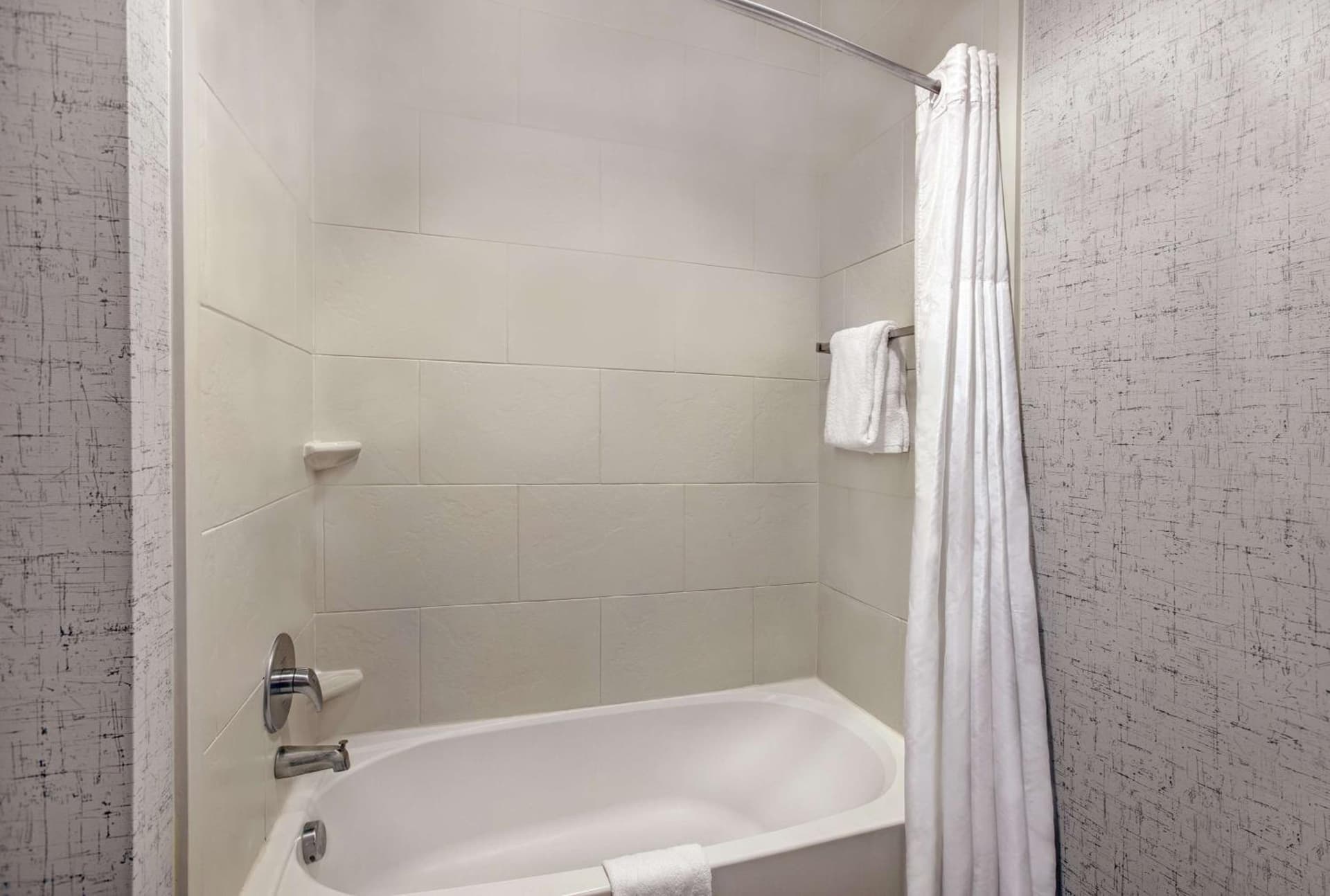 Hampton Inn and Suites Austin University Capitol gallery photo in Austin, TX — image 48