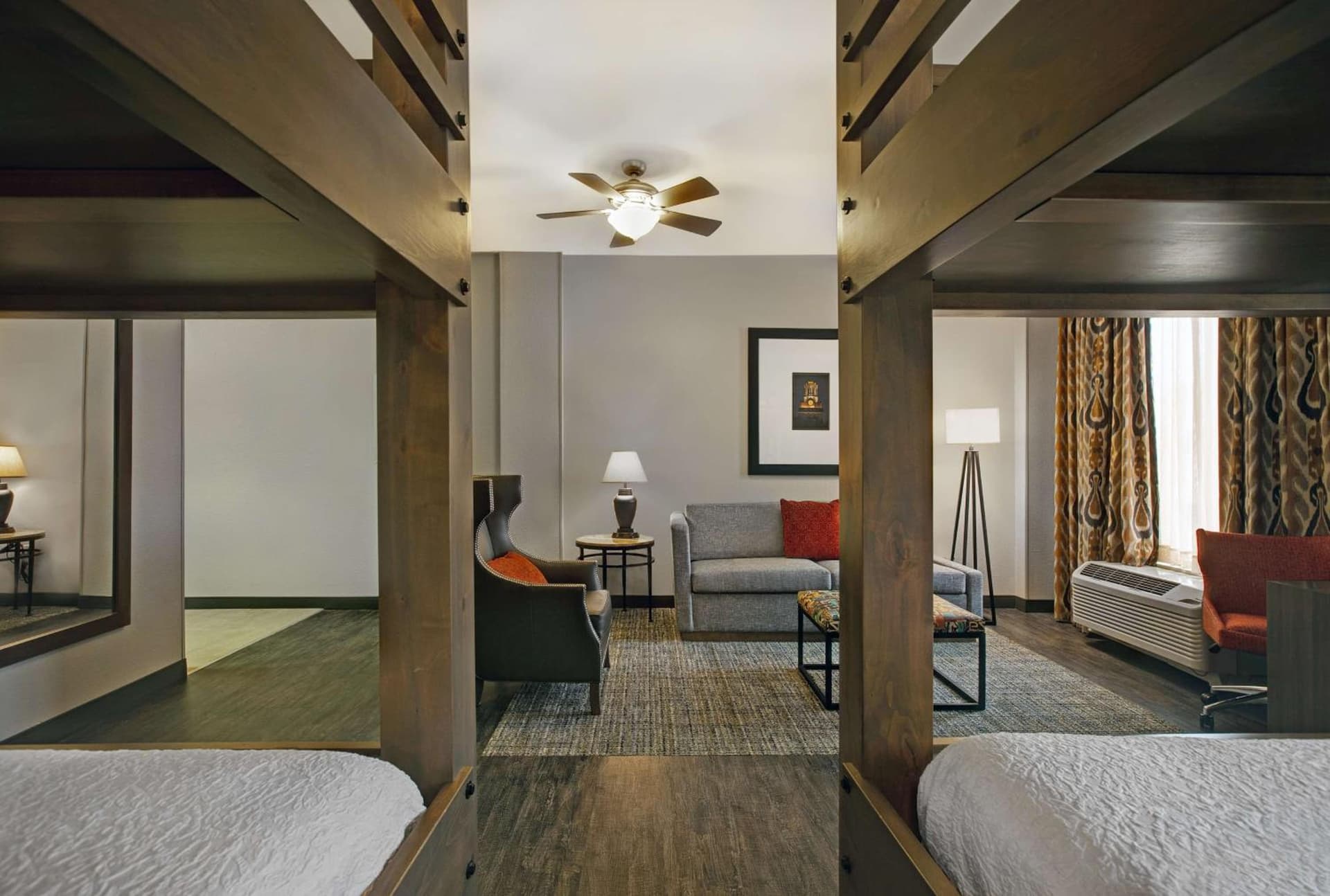 Hampton Inn and Suites Austin University Capitol gallery photo in Austin, TX — image 10