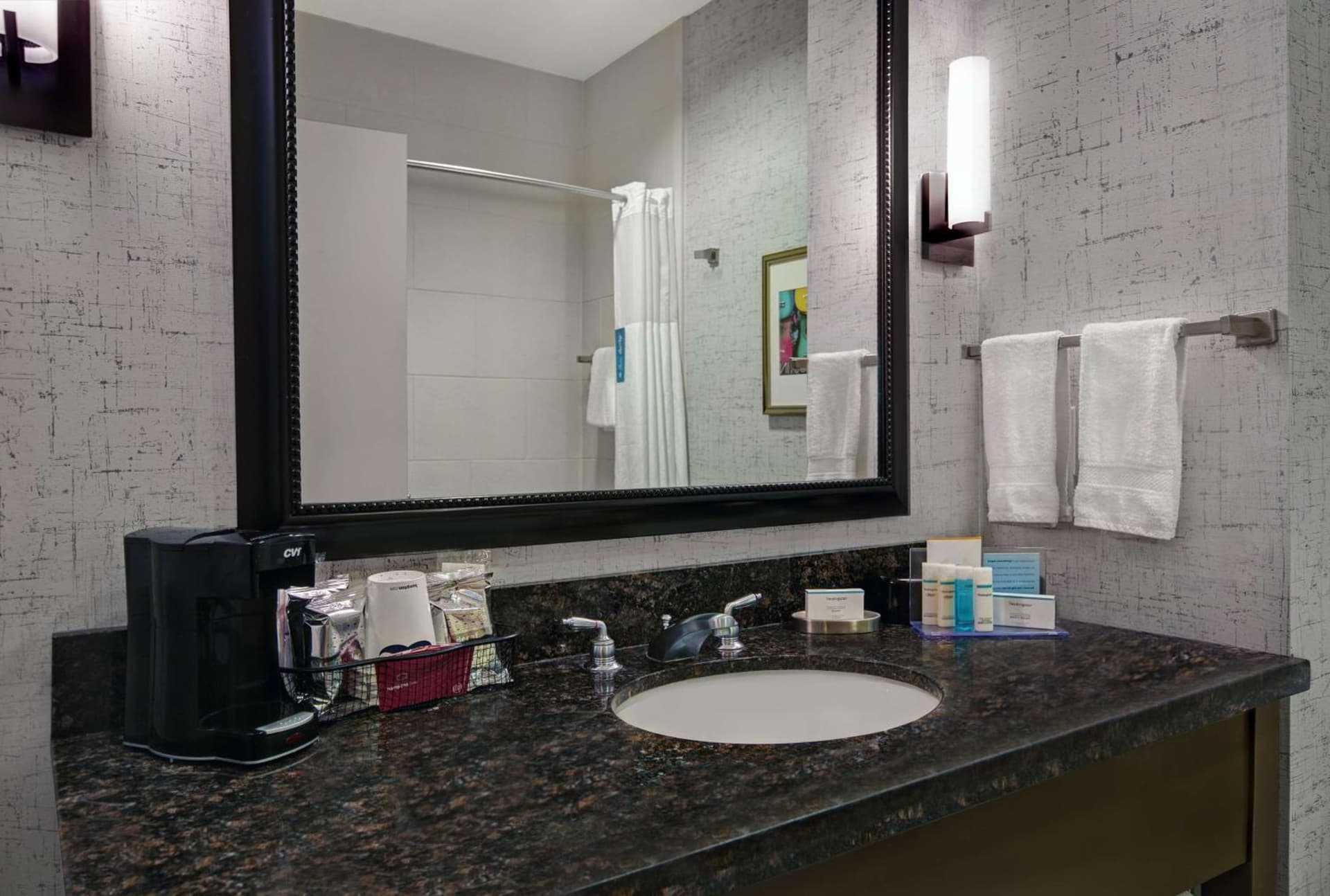 Hampton Inn and Suites Austin University Capitol gallery photo in Austin, TX — image 5