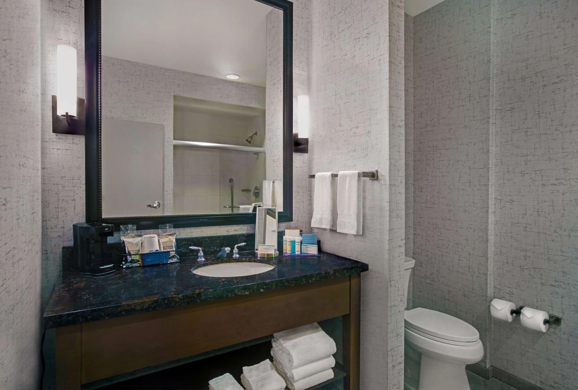 Hampton Inn and Suites Austin University Capitol gallery photo in Austin, TX — image 42