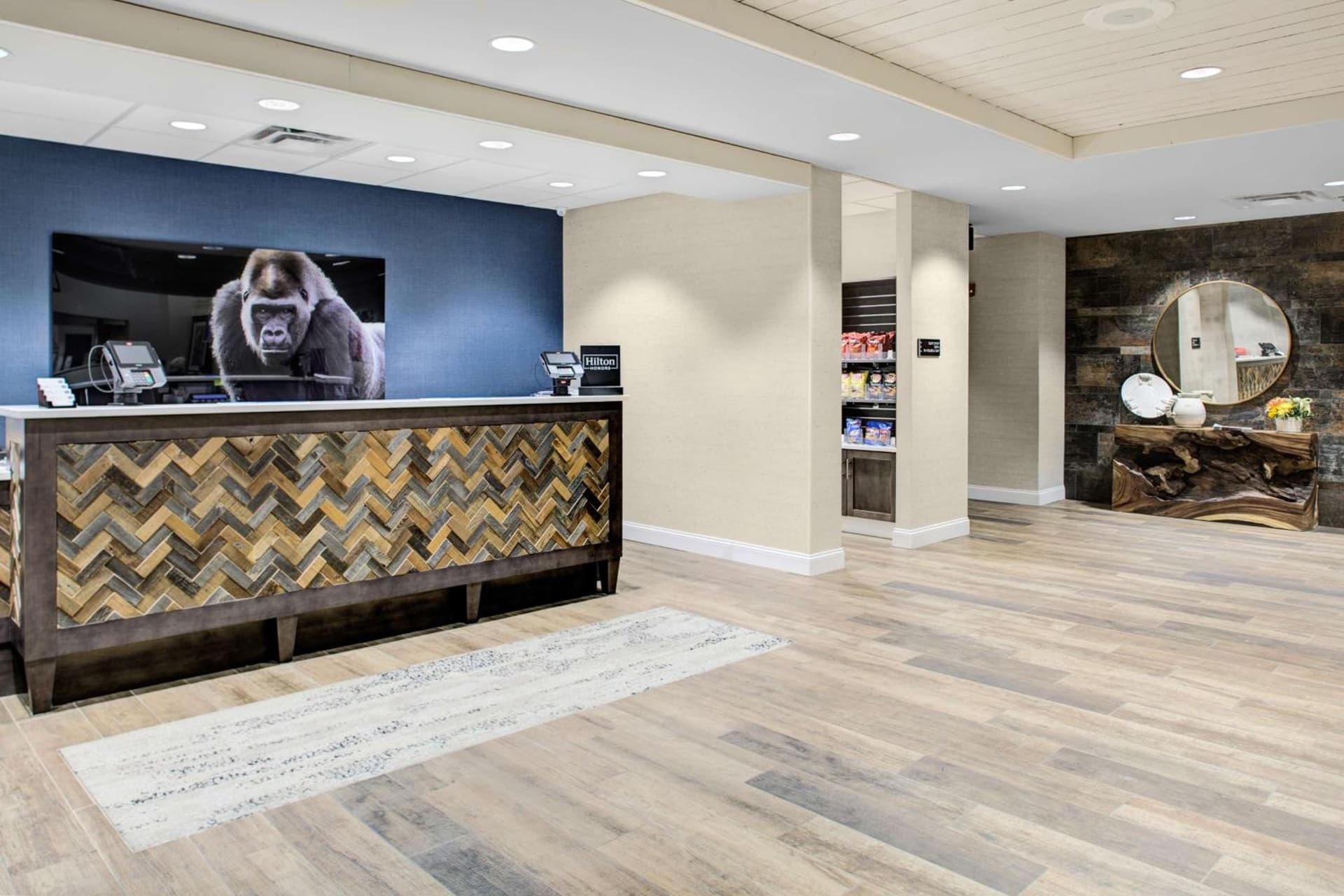 Hampton Inn & Suites by Hilton Pittsburg Kansas Crossing Casino near PSU interior in Pittsburg, KS — gallery photo 2