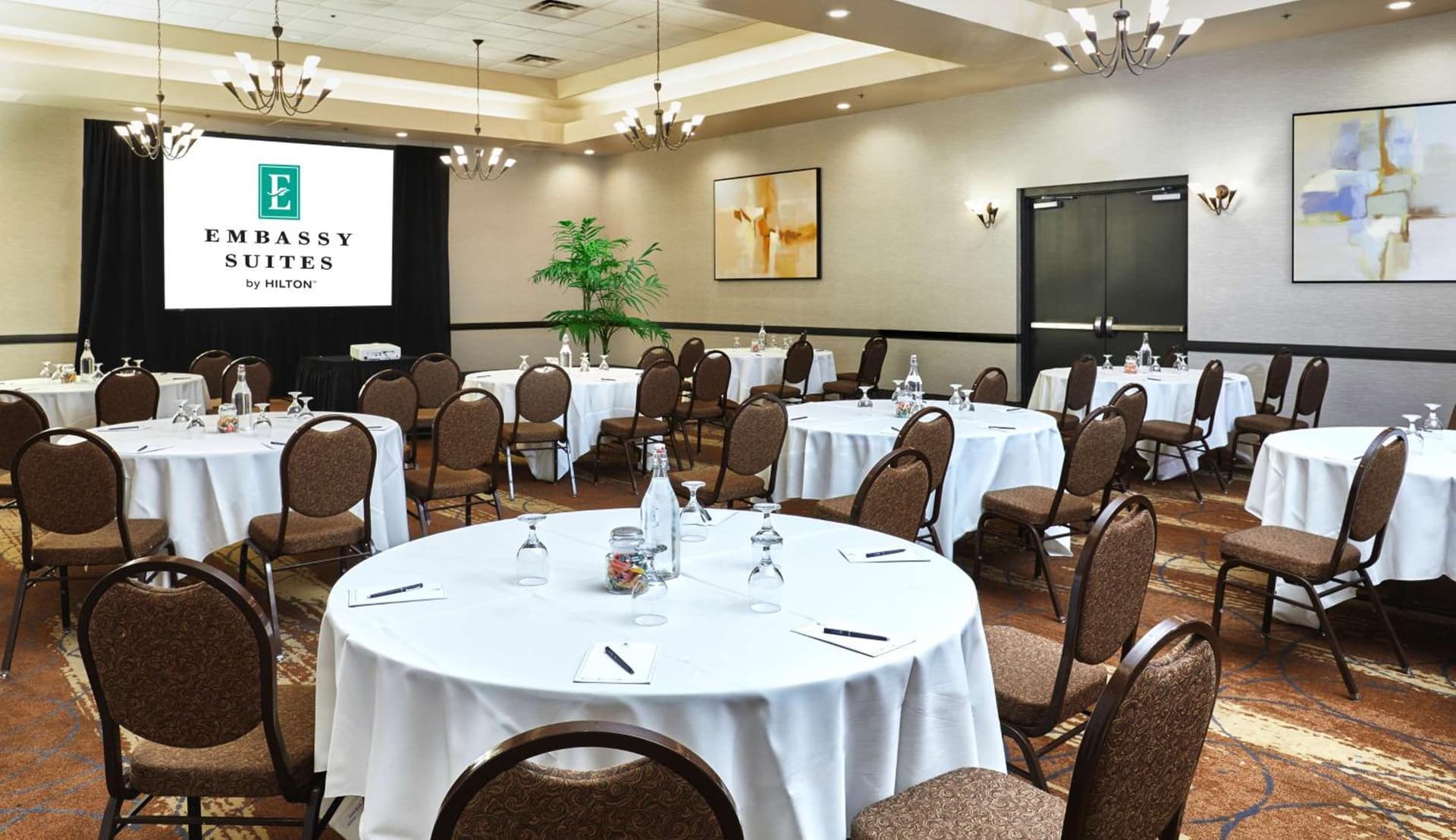 Embassy Suites by Hilton Phoenix Scottsdale gallery photo in Phoenix, AZ — image 31