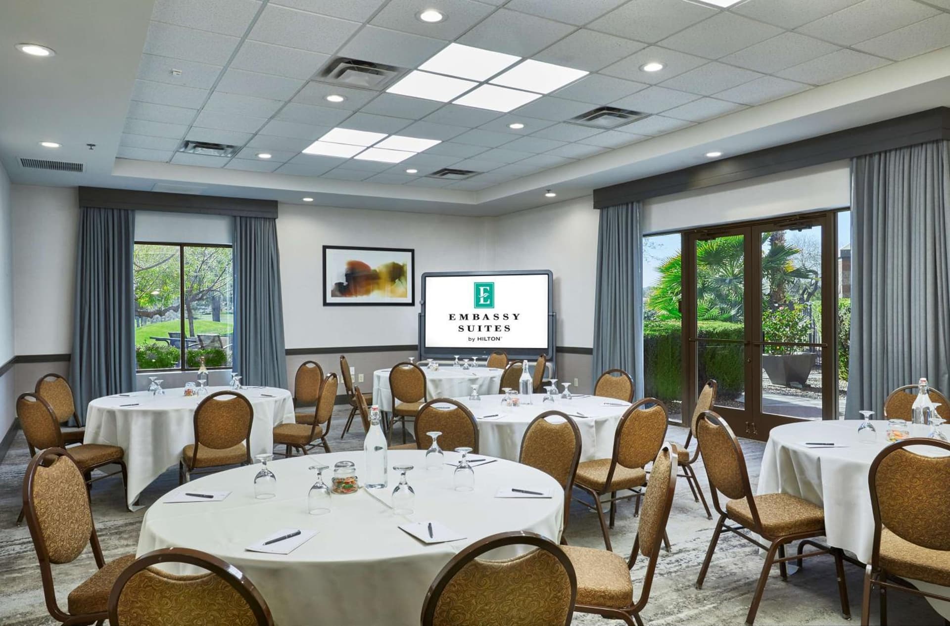 Embassy Suites by Hilton Phoenix Scottsdale gallery photo in Phoenix, AZ — image 19