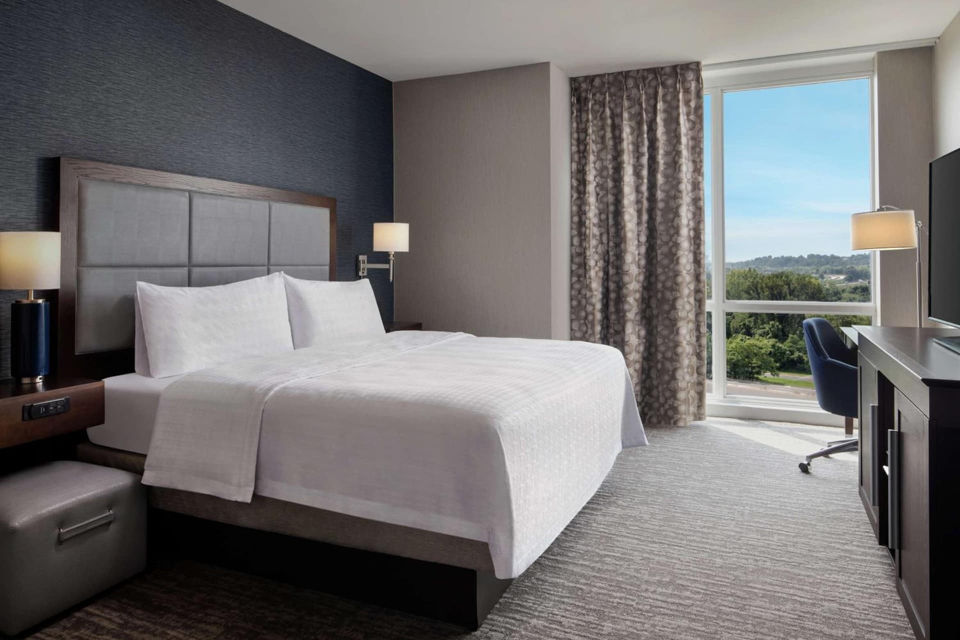 Hampton Inn & Suites Teaneck/Glenpointe gallery photo in Teaneck — image 9