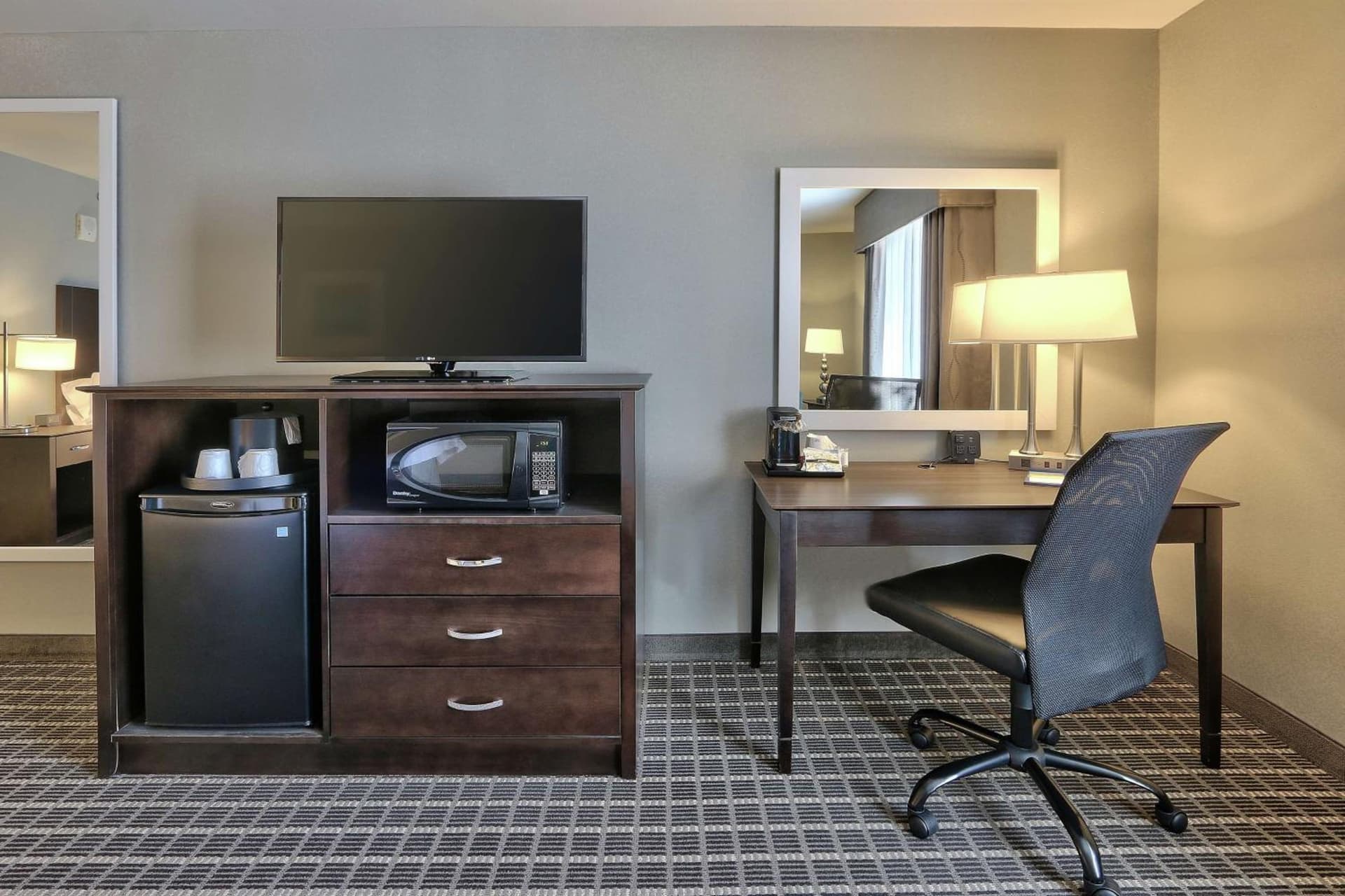 Hampton Inn & Suites Albuquerque Airport gallery photo in Albuquerque, NM — image 5