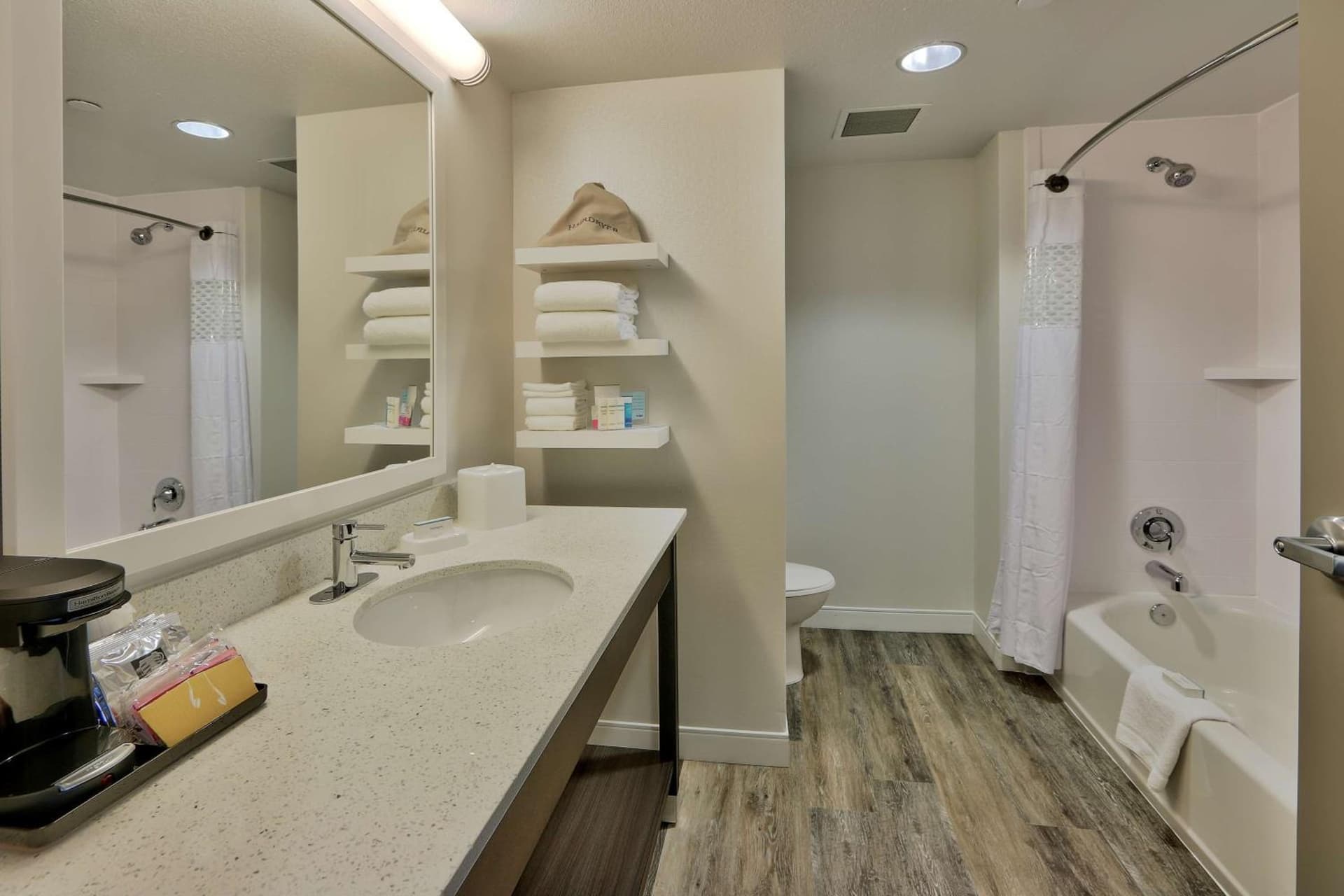 Hampton Inn & Suites Albuquerque Airport gallery photo in Albuquerque, NM — image 17