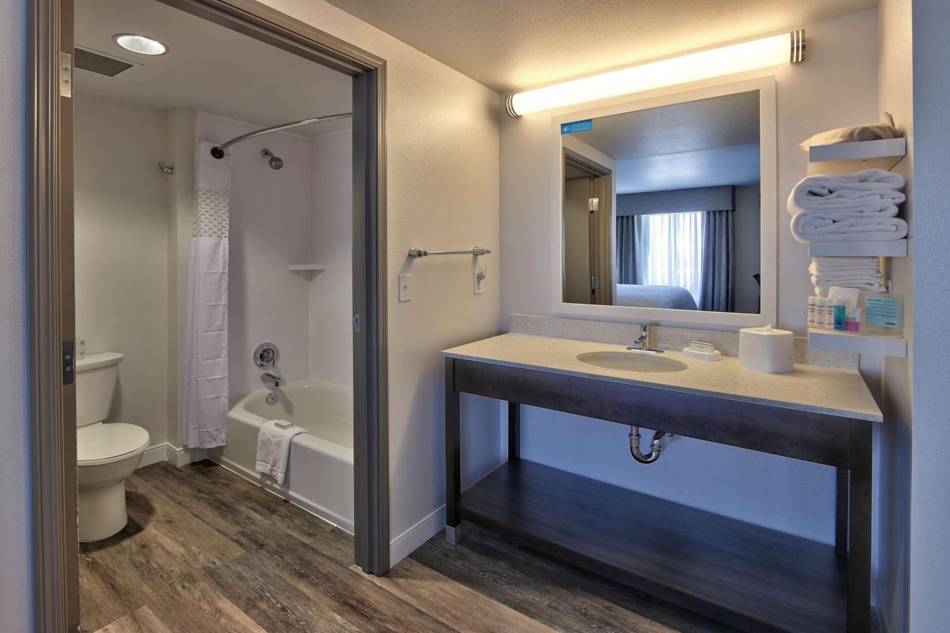 Hampton Inn & Suites Albuquerque Airport gallery photo in Albuquerque, NM — image 15