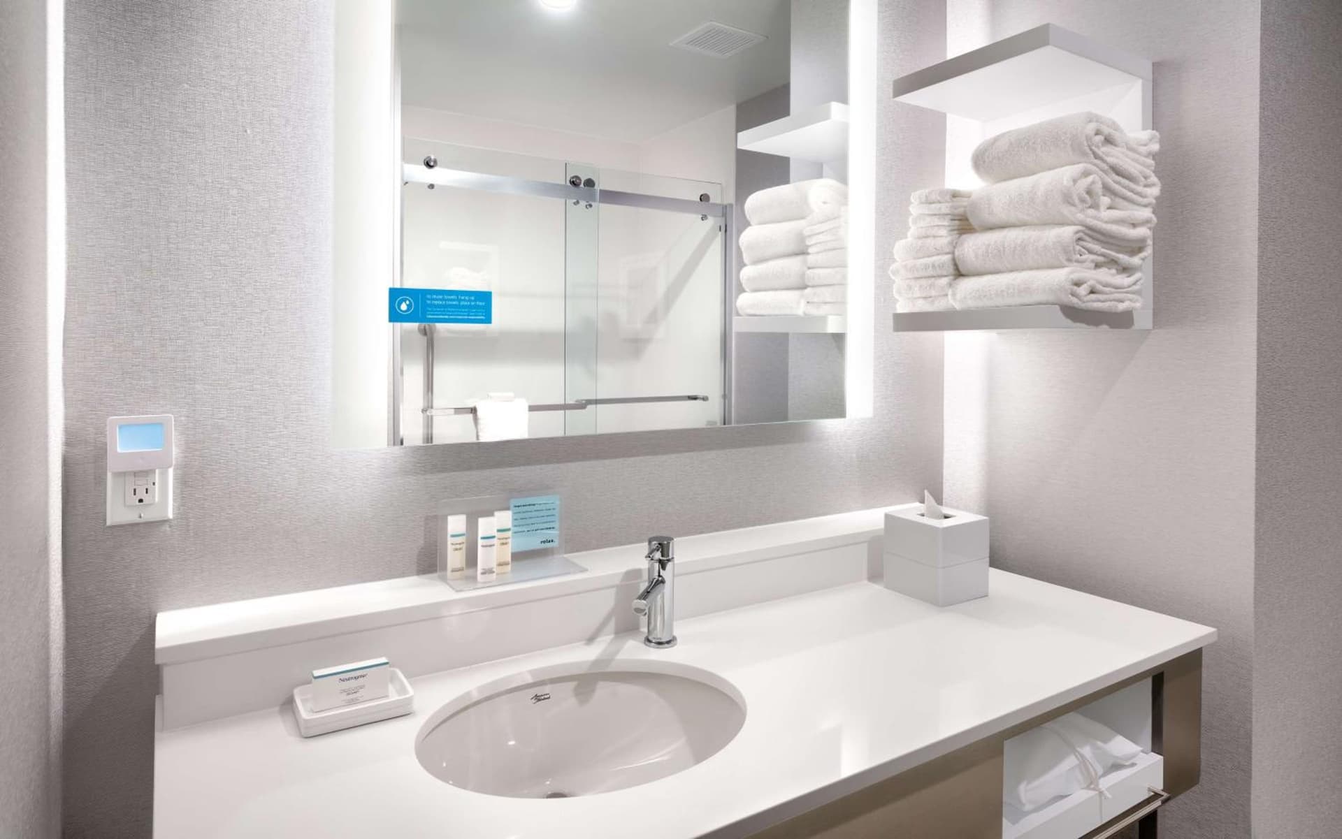Hampton Inn & Suites Anaheim Resort Convention Center gallery photo in Anaheim, CA — image 32