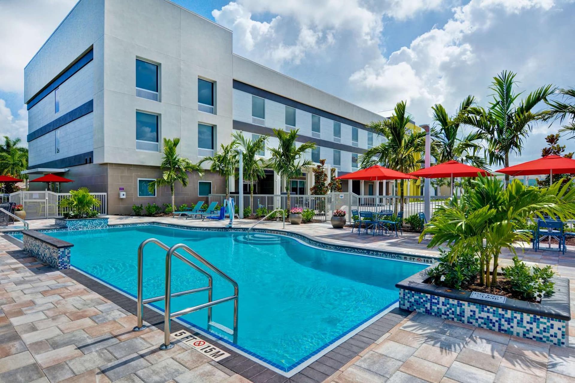 Home2 Suites By Hilton Naples I-75 Pine Ridge Road interior in Naples, FL — gallery photo 2