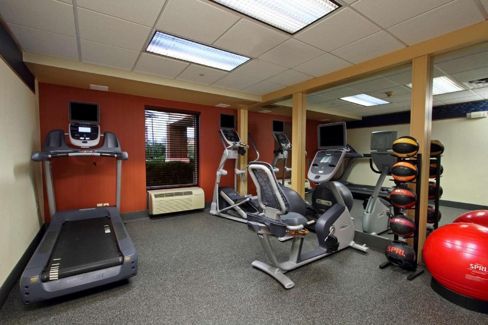 Hampton Inn & Suites Newtown interior in Yardley, PA — gallery photo 2