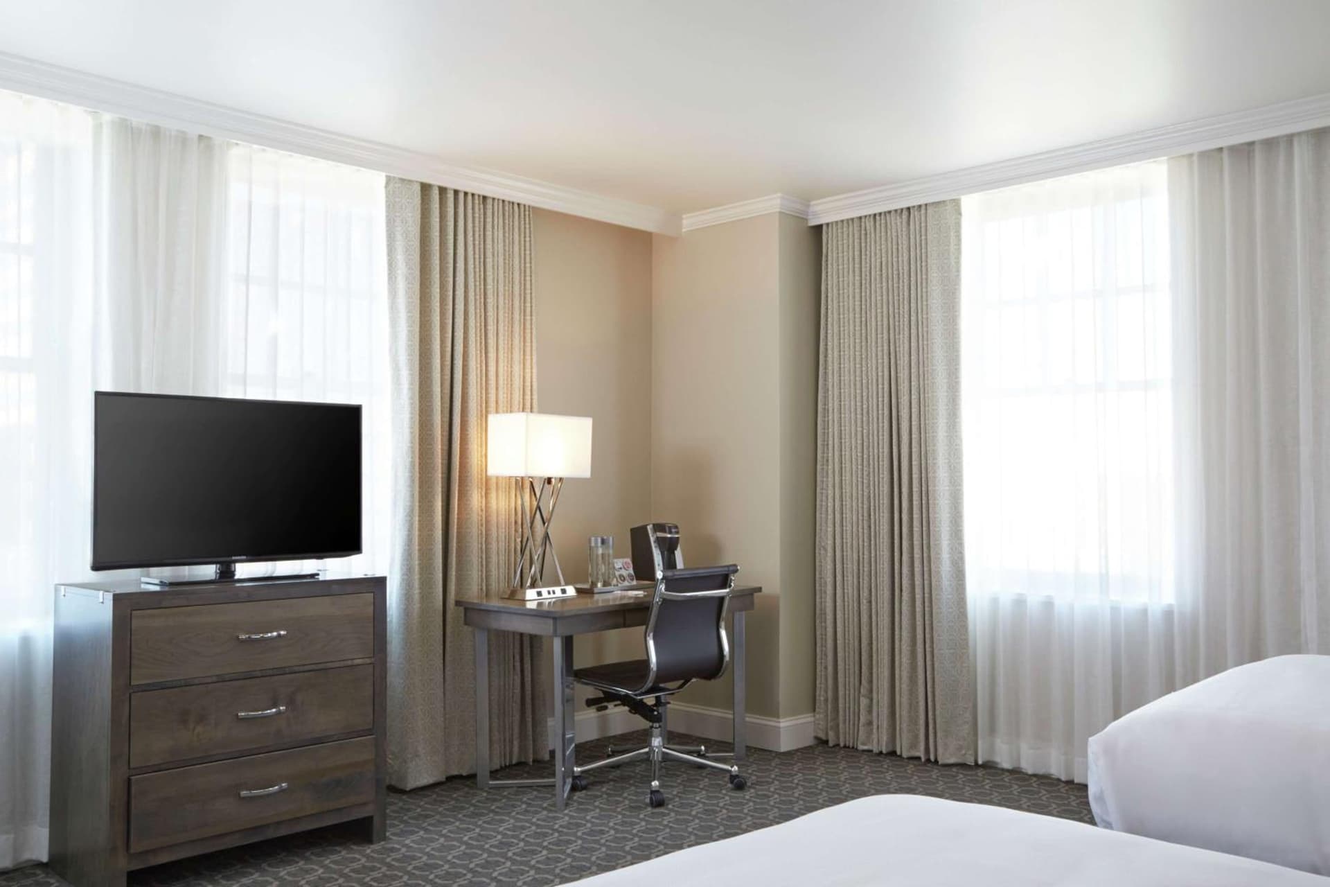 Redmont Hotel Birmingham - Curio Collection by Hilton gallery photo in Birmingham, AL — image 5