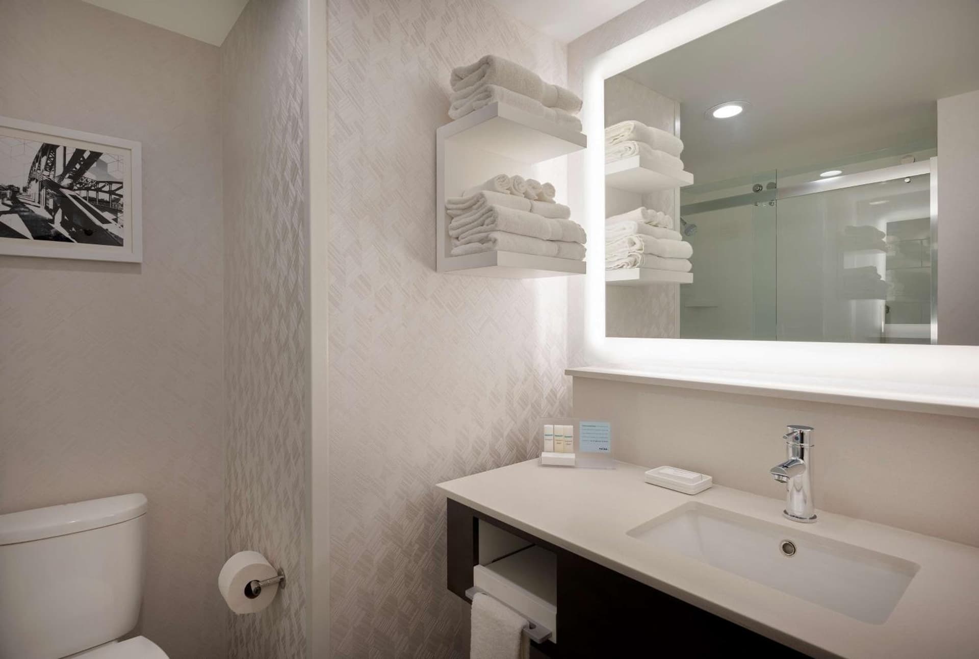Hampton Inn by Hilton Boston/Cambridge gallery photo in Cambridge, MA — image 4