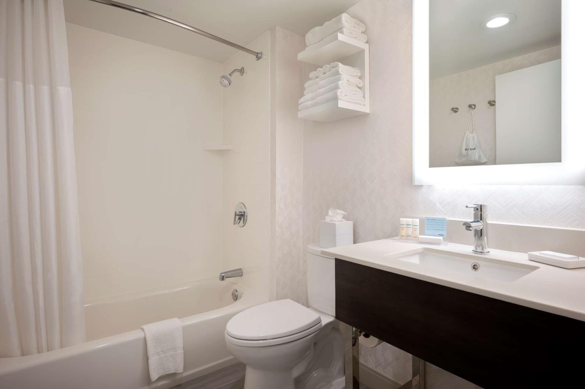 Hampton Inn by Hilton Boston/Cambridge gallery photo in Cambridge, MA — image 32