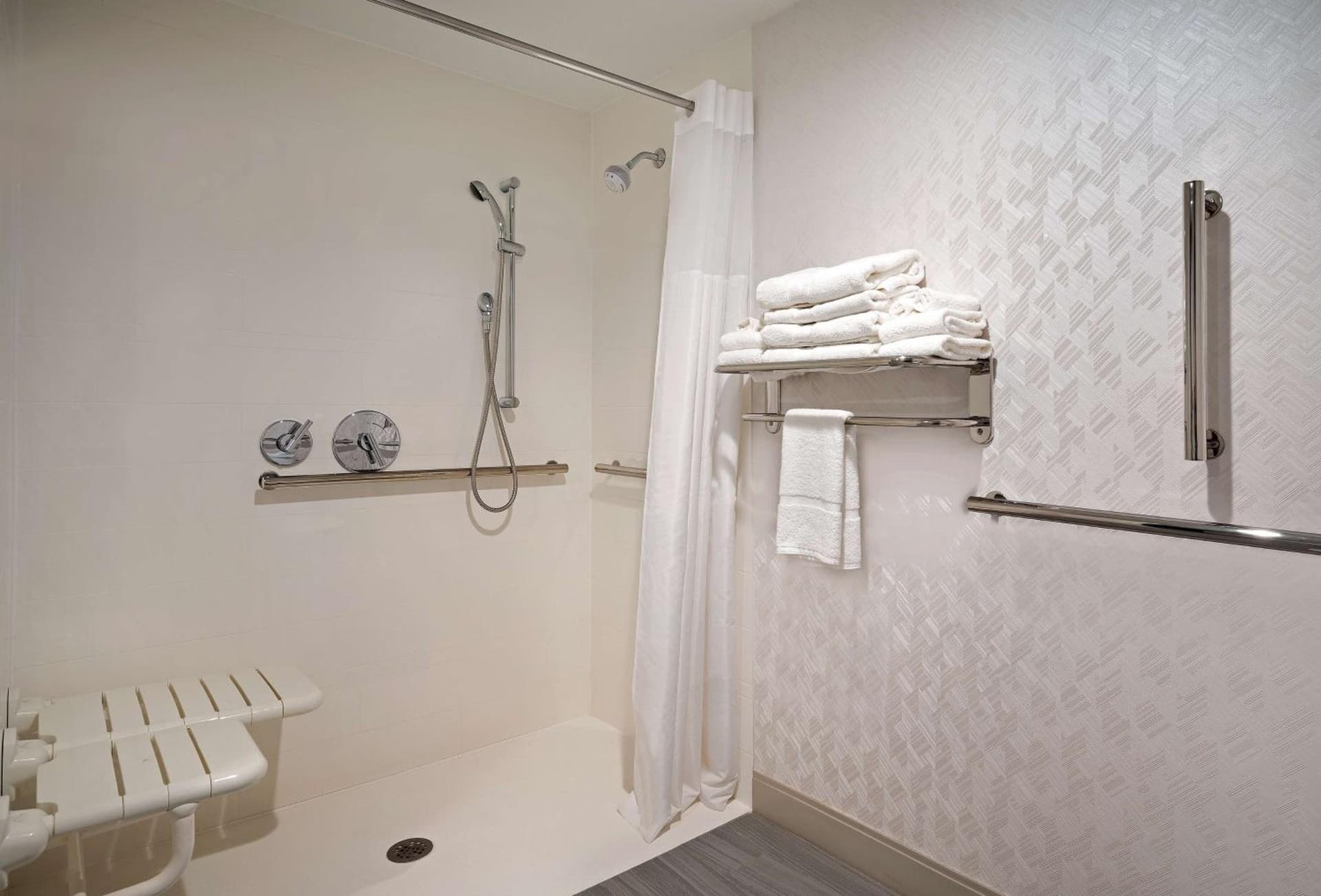 Hampton Inn by Hilton Boston/Cambridge gallery photo in Cambridge, MA — image 25