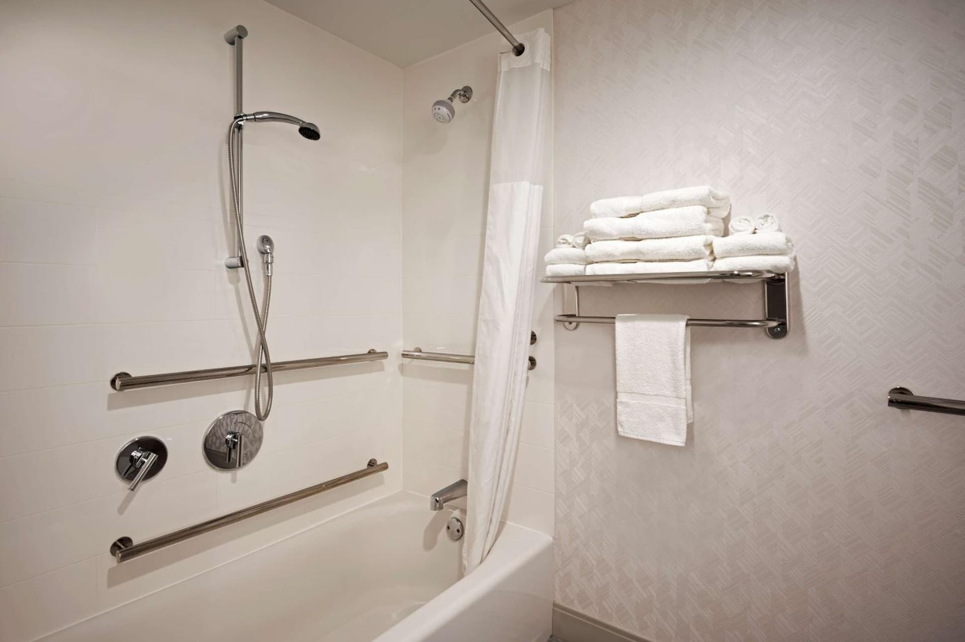 Hampton Inn by Hilton Boston/Cambridge gallery photo in Cambridge, MA — image 33