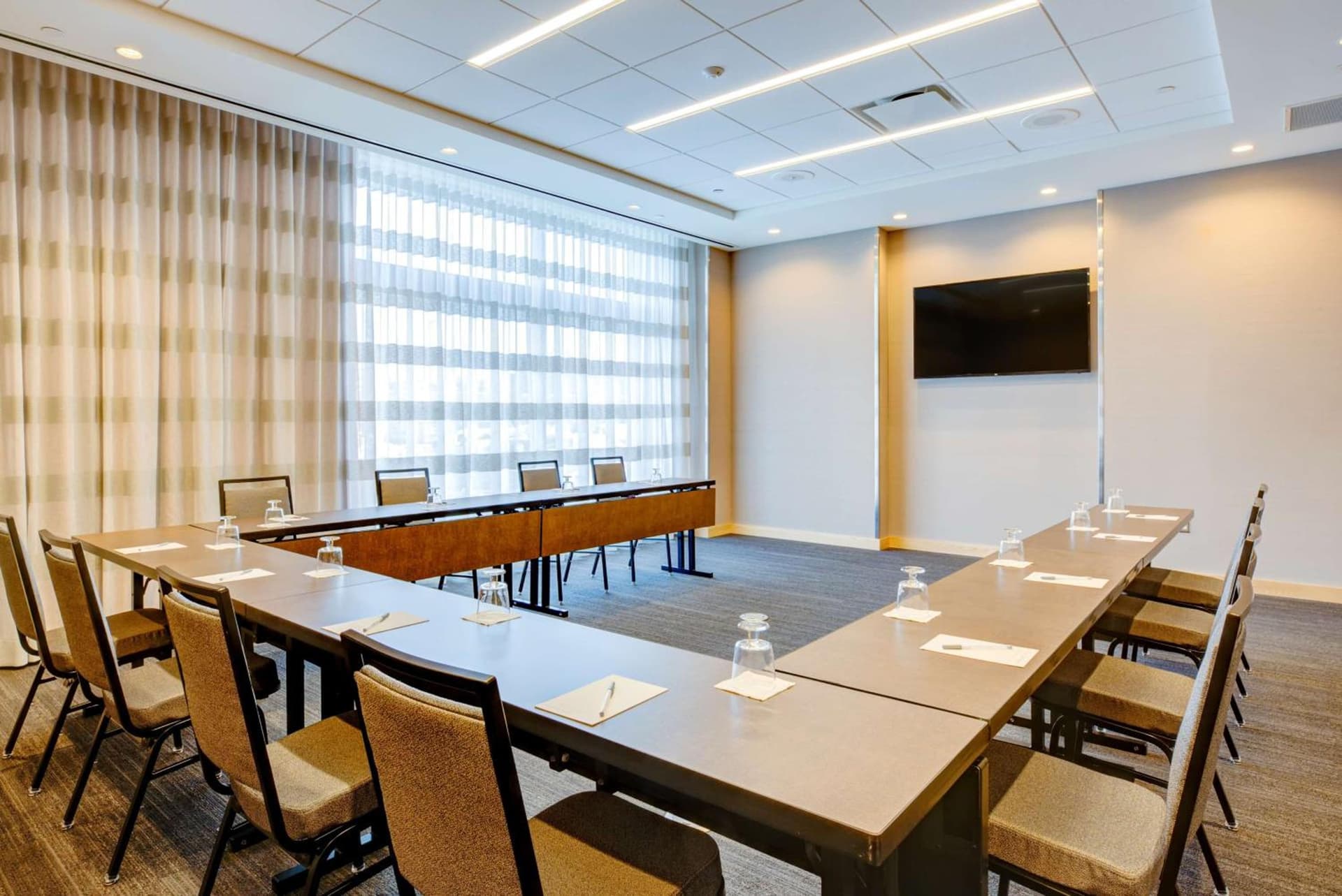 Hampton Inn & Suites Boston/Waltham gallery photo in Waltham, MA — image 49