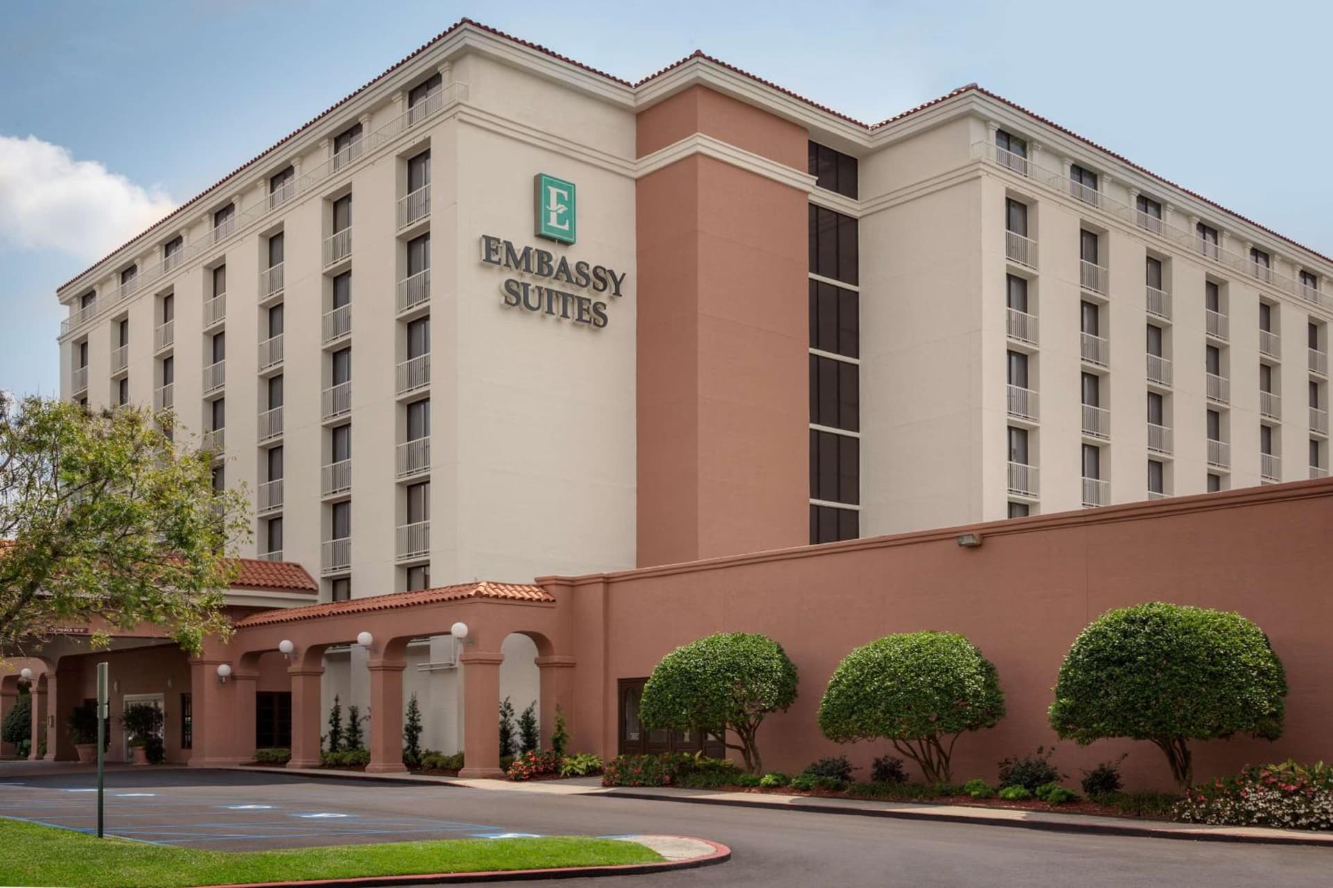 Embassy Suites Baton Rouge exterior or lobby in Baton Rouge, LA — main listing photo