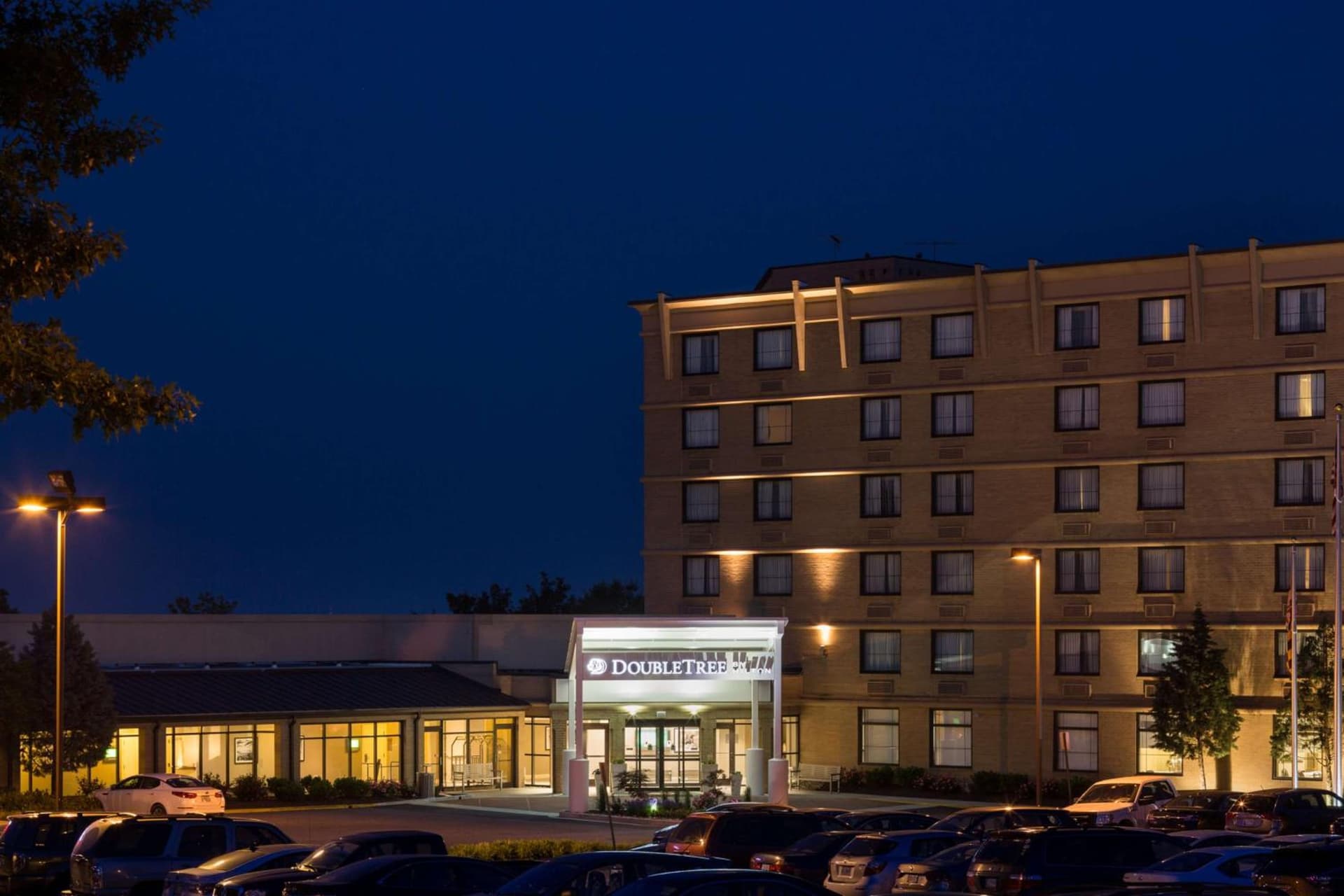 DoubleTree by Hilton Hotel Laurel interior in Laurel, MD — gallery photo 2