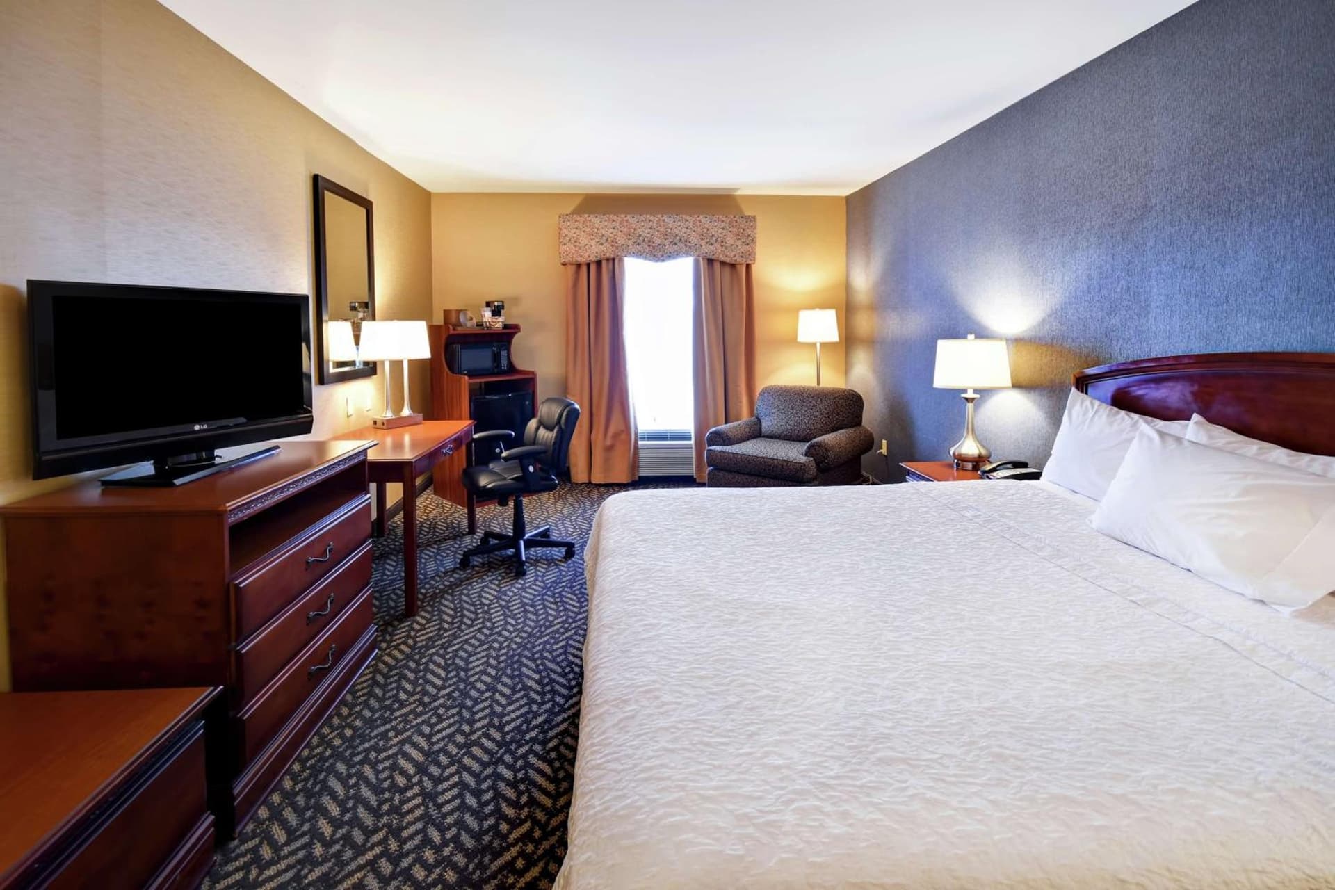 Hampton Inn Chicopee - Springfield interior in Chicopee, MA — gallery photo 2