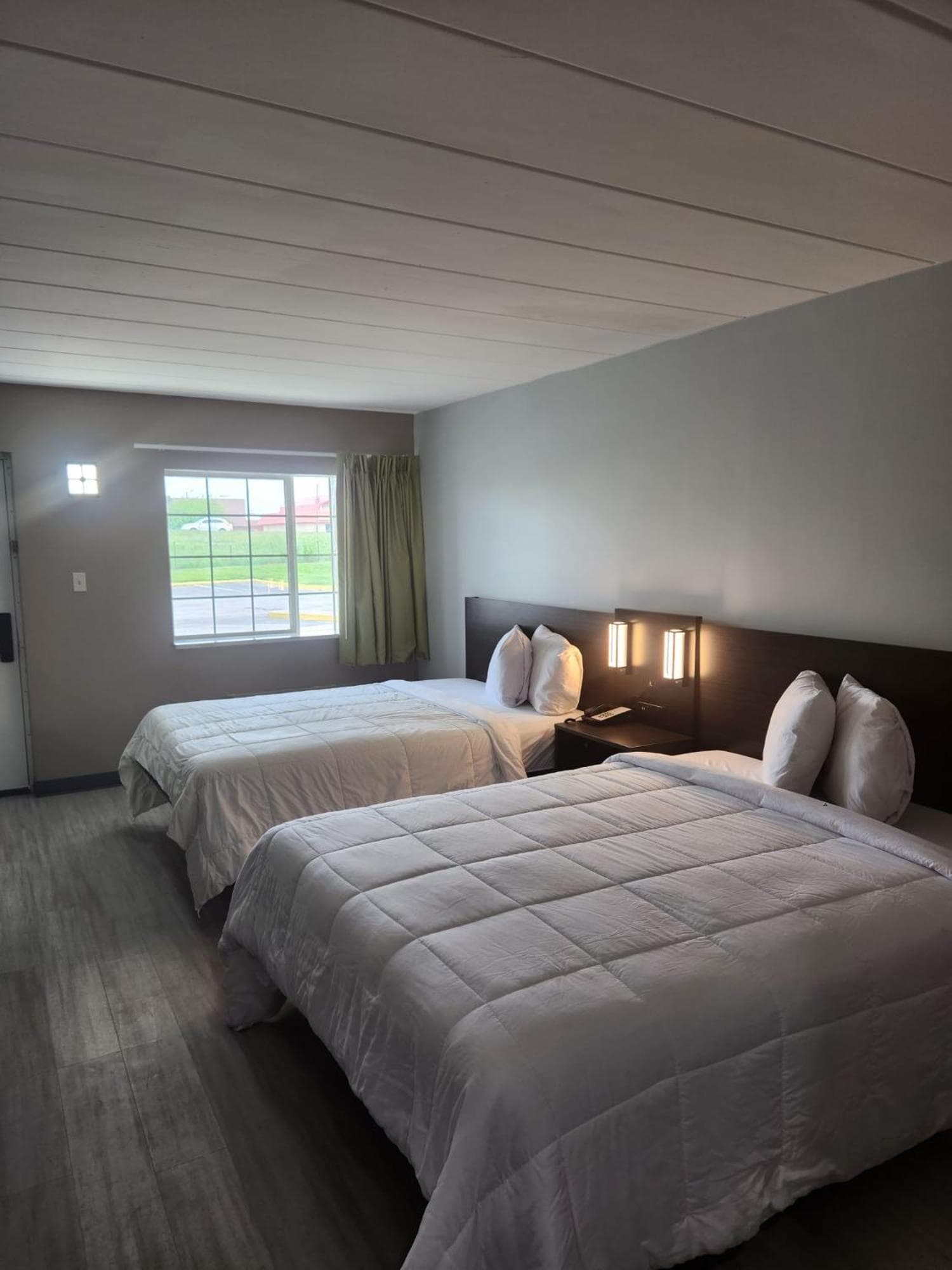 Royal Inn Hotel interior in Indianapolis, IN — gallery photo 2