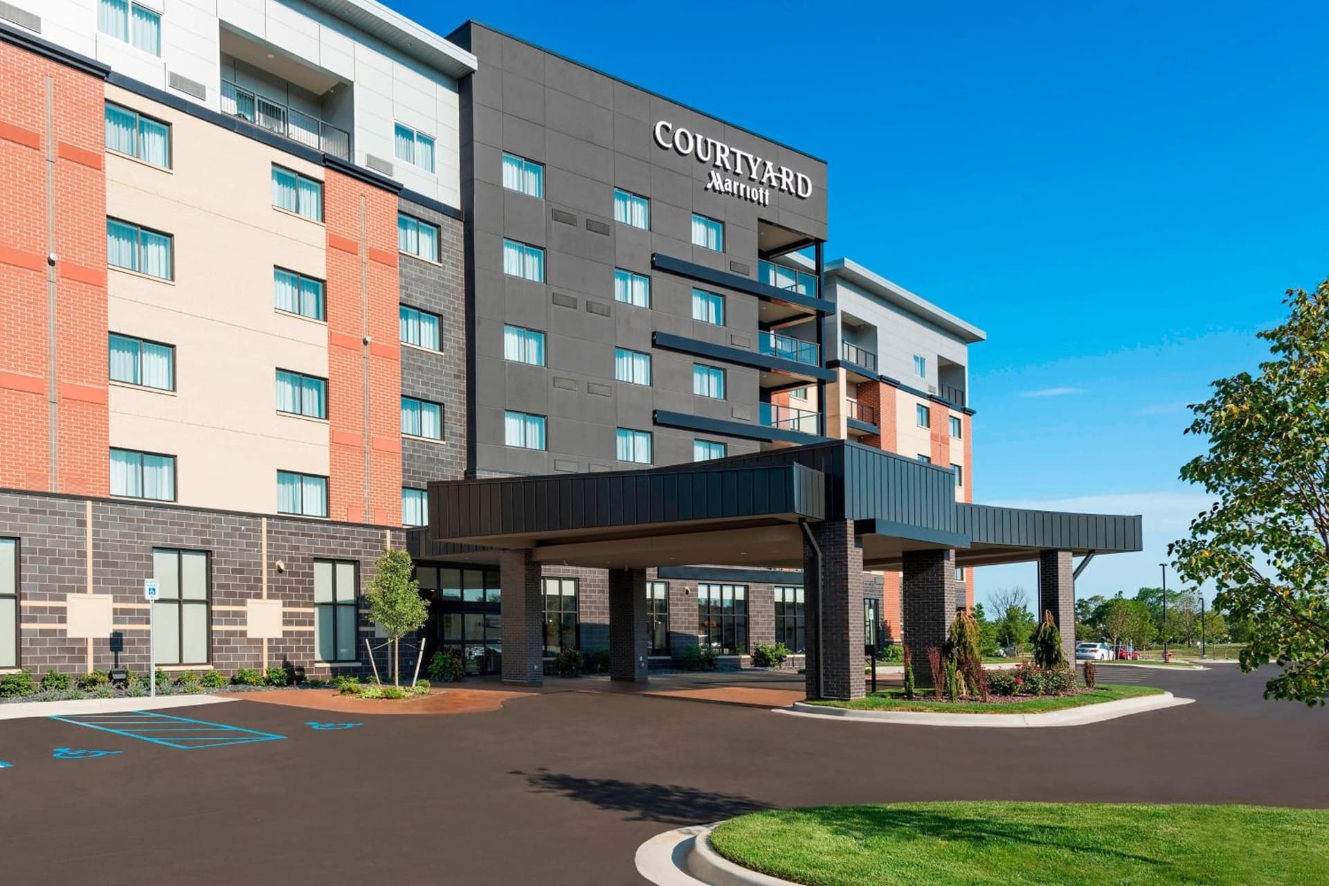 Courtyard by Marriott Mt. Pleasant at Central Michigan University interior in Mount Pleasant, MI — gallery photo 2