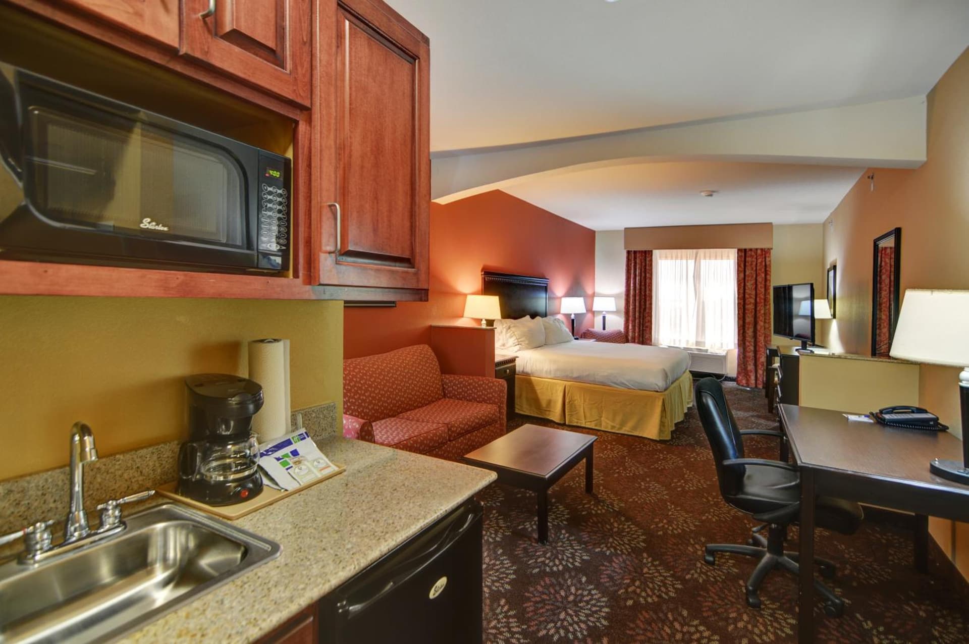 Holiday Inn Express Hotel and Suites Altus by IHG interior in Altus, OK — gallery photo 2