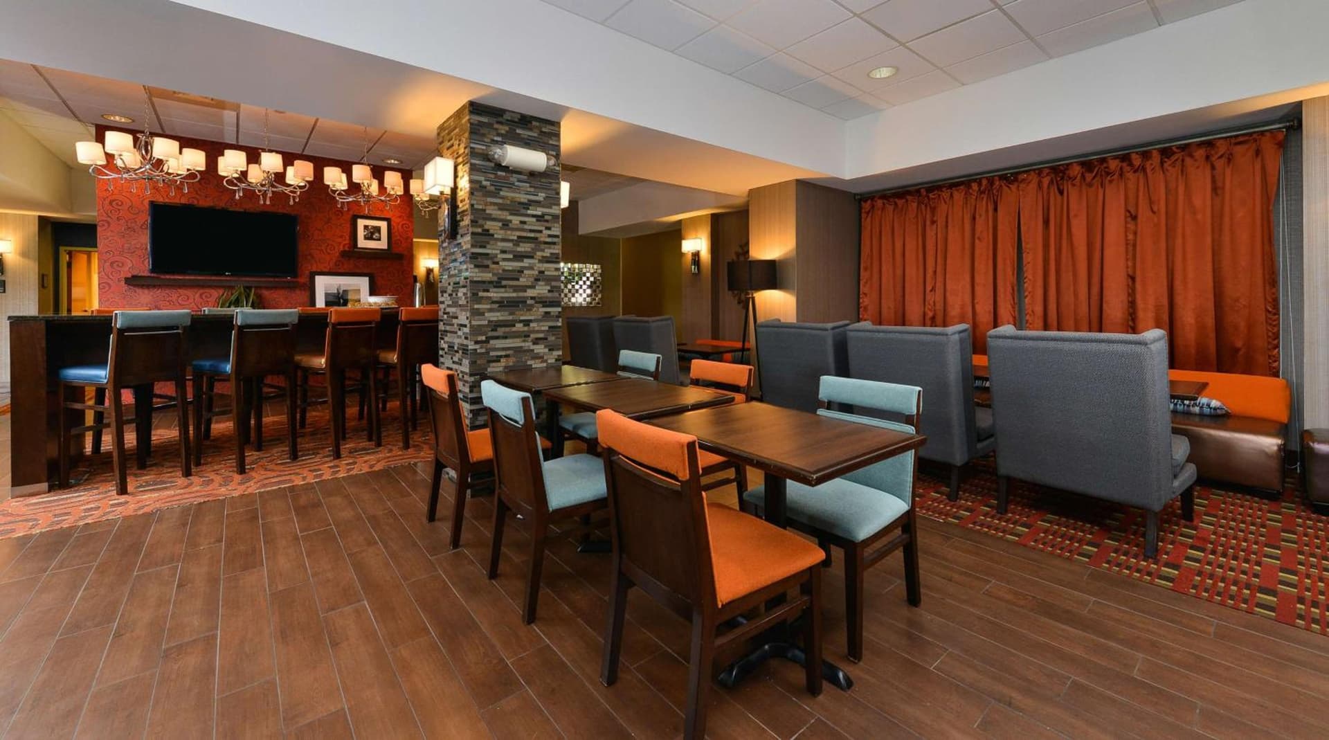 Hampton Inn Chicago-Carol Stream interior in Carol Stream, IL — gallery photo 2