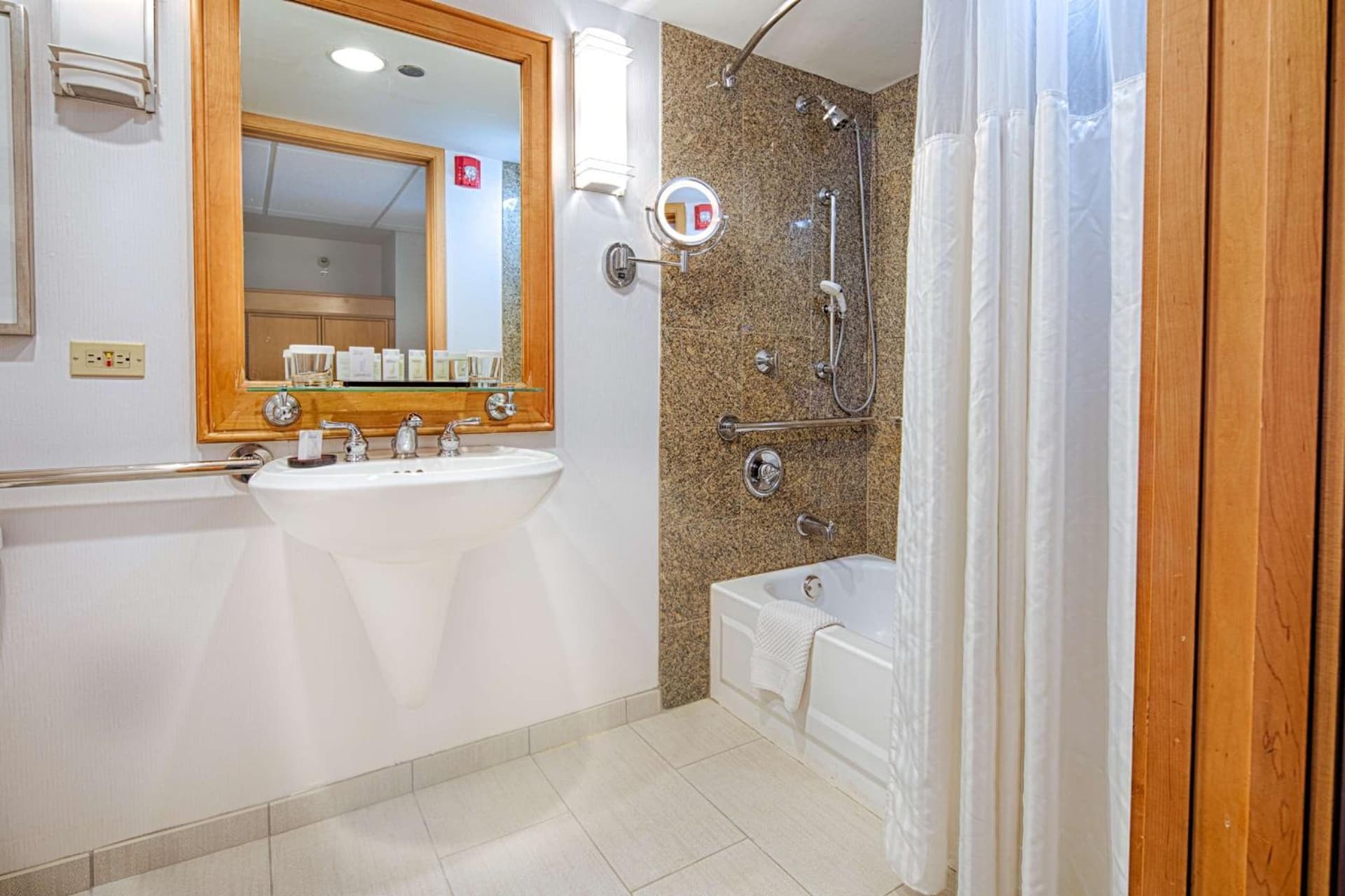 Embassy Suites by Hilton Chicago O'Hare Rosemont gallery photo in Rosemont, IL — image 15