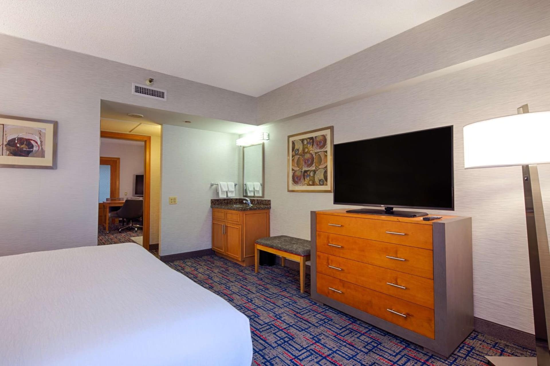 Embassy Suites by Hilton Chicago O'Hare Rosemont gallery photo in Rosemont, IL — image 25