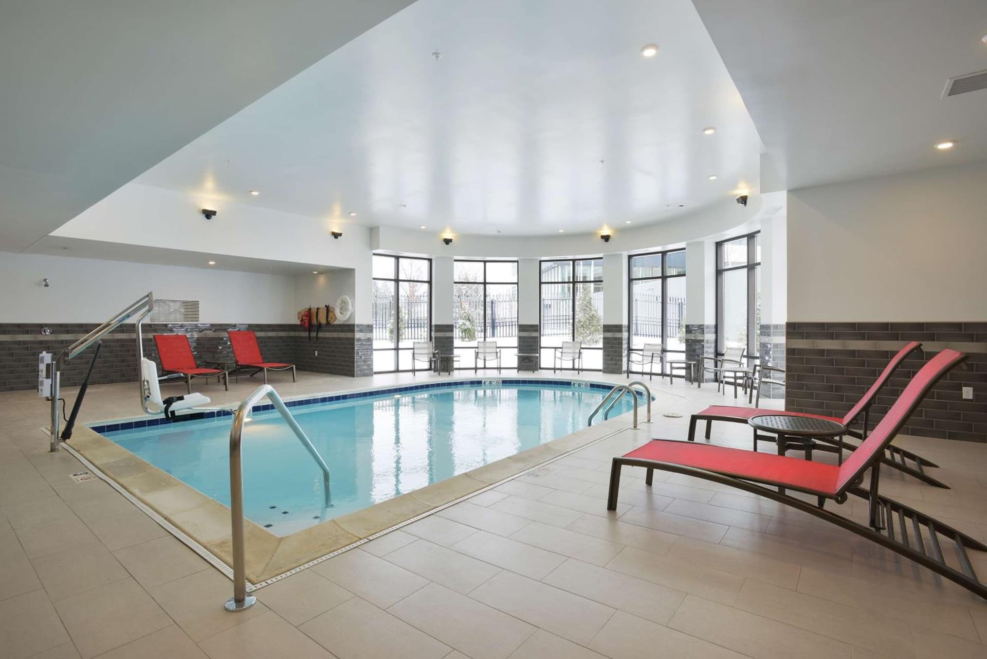 Hampton Inn & Suites - Cincinnati/Kenwood, OH interior in Cincinnati, OH — gallery photo 2