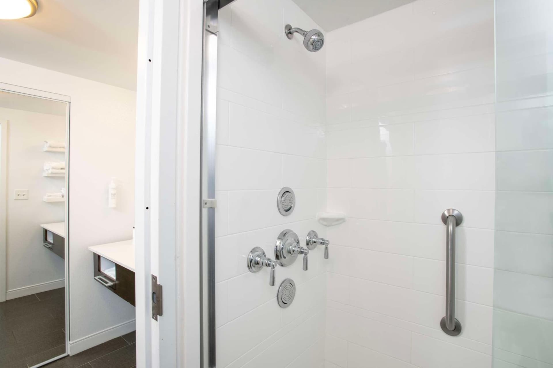 Hampton Inn & Suites - Cincinnati/Kenwood, OH interior in Cincinnati, OH — gallery photo 2