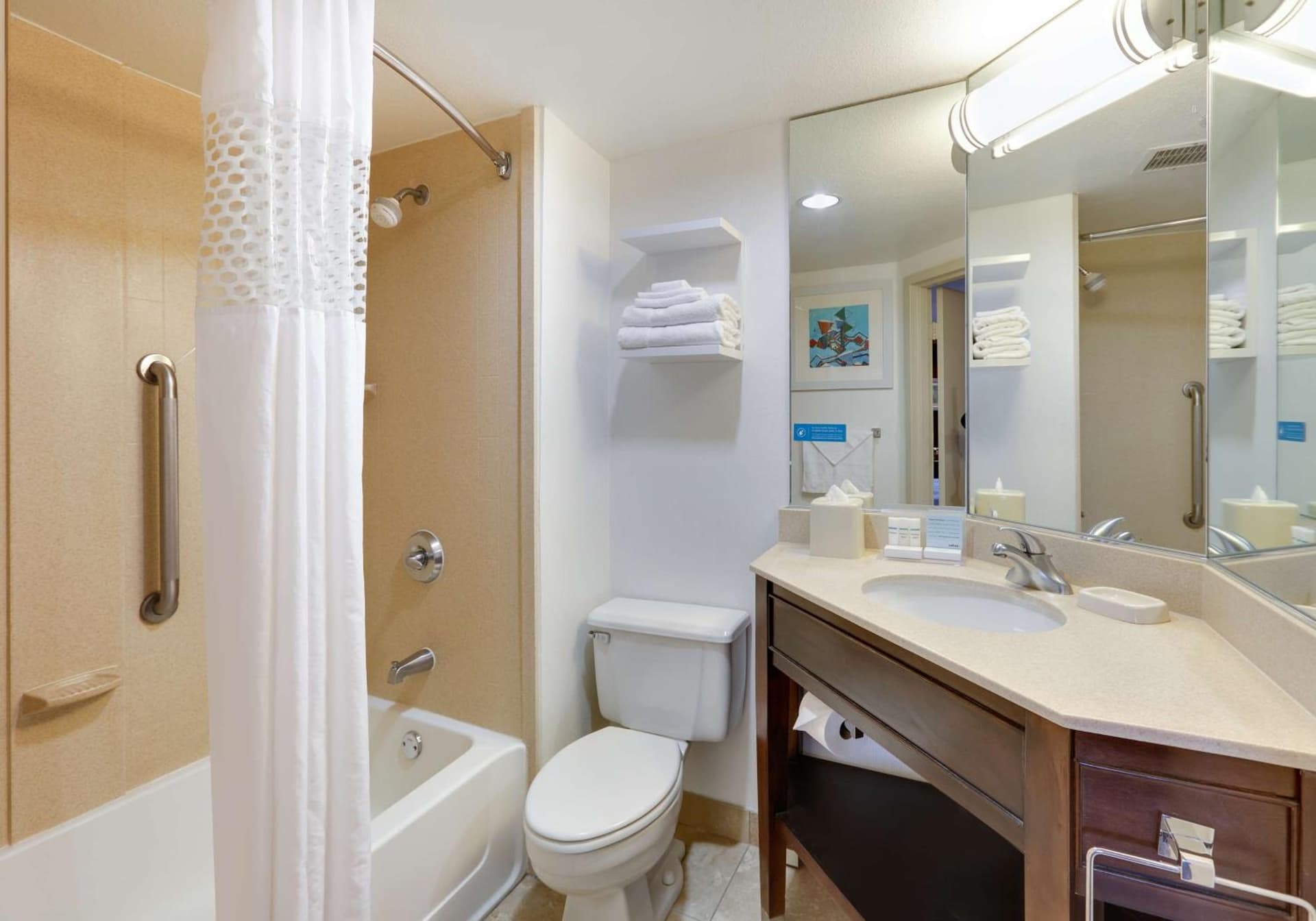 Hampton Inn Los Angeles/Carson interior in Carson, CA — gallery photo 2