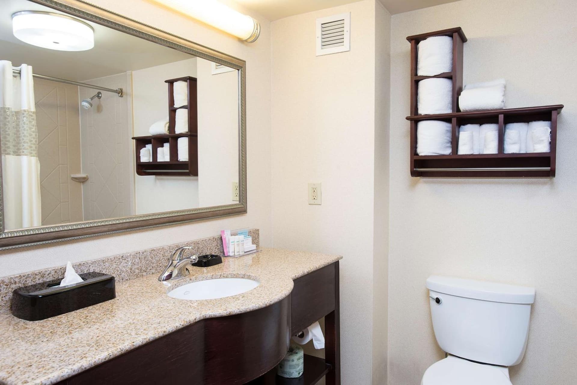 Hampton Inn & Suites Cincinnati-Union Centre gallery photo in West Chester, OH — image 53