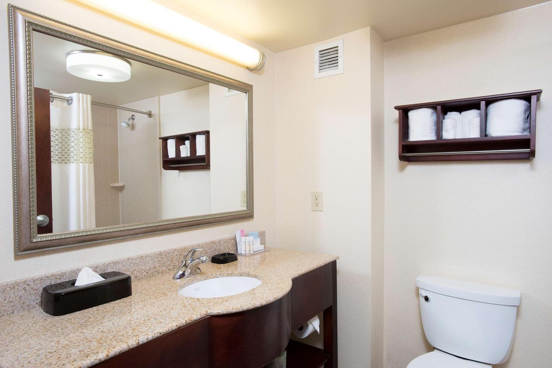Hampton Inn & Suites Cincinnati-Union Centre gallery photo in West Chester, OH — image 23