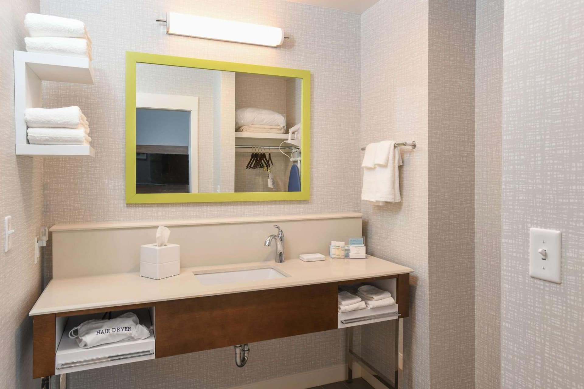 Hampton Inn & Suites Cincinnati Liberty Township gallery photo in West Chester, OH — image 10