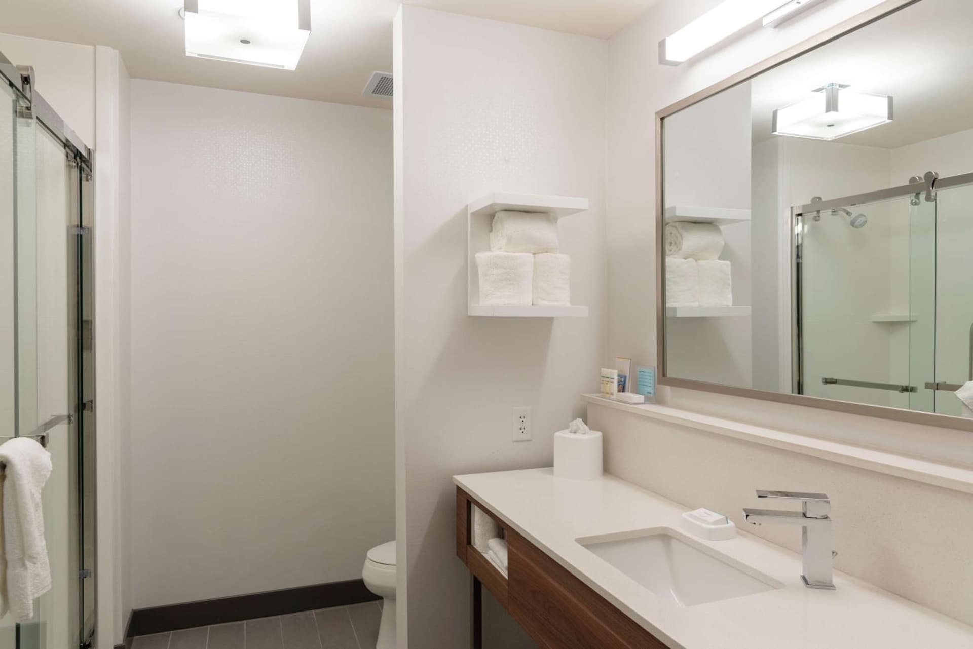 Hampton Inn & Suites Xenia Dayton gallery photo in Xenia, OH — image 28