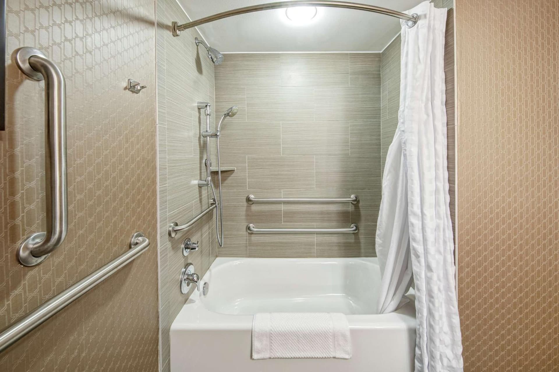 DoubleTree by Hilton Decatur Riverfront property views in Decatur, AL — gallery photo 3