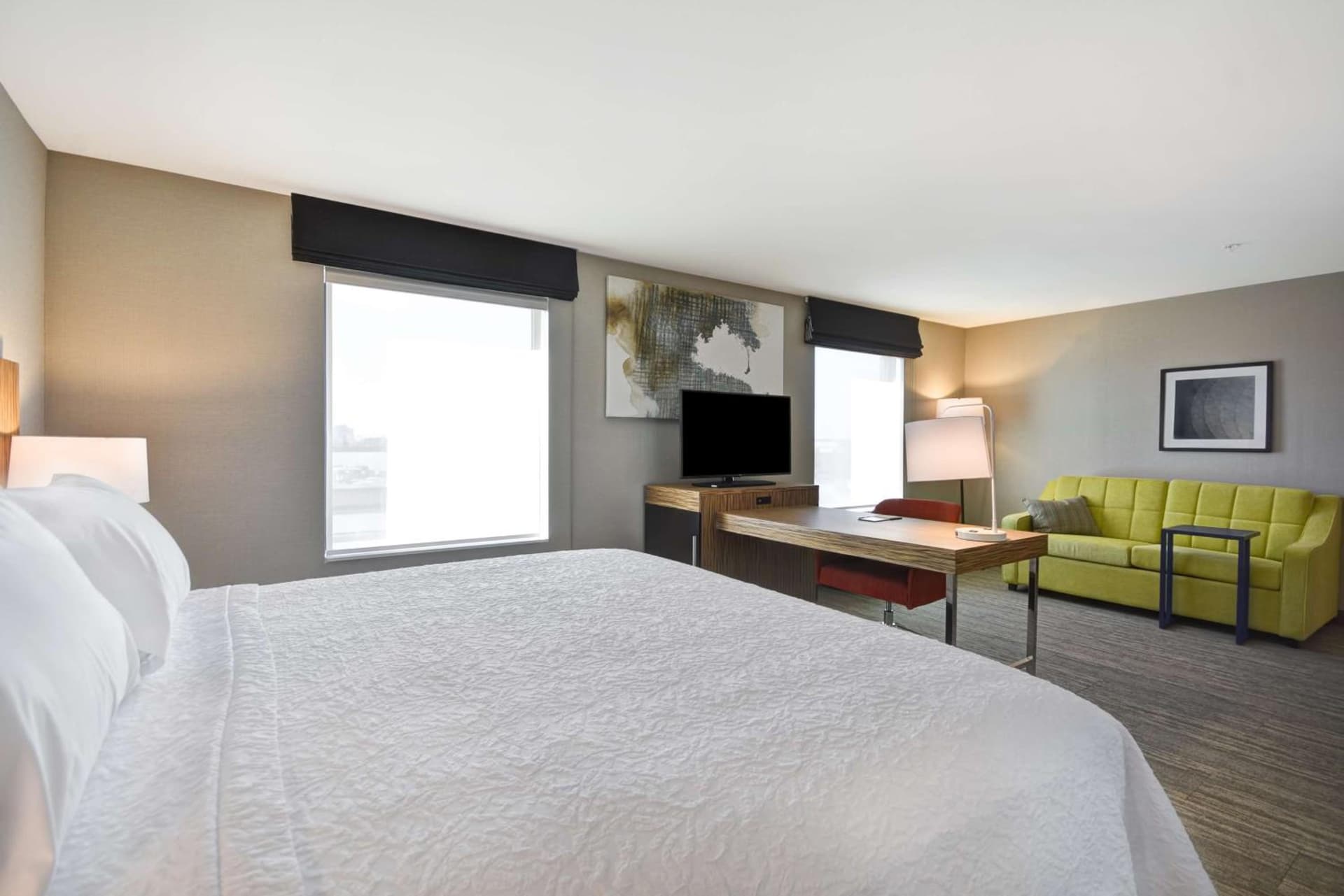 Hampton Inn & Suites Detroit/Warren interior in Warren, MI — gallery photo 2
