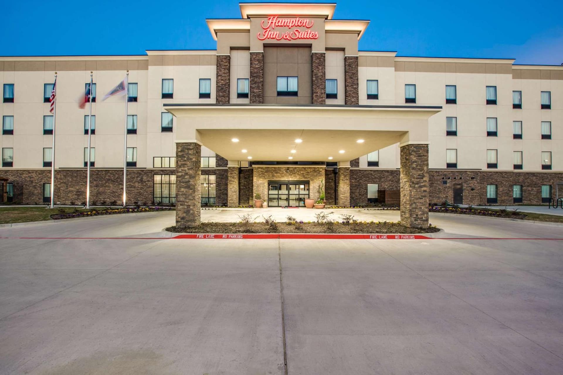 Hampton Inn & Suites Dallas/Ft. Worth Airport South interior in Euless, TX — gallery photo 2