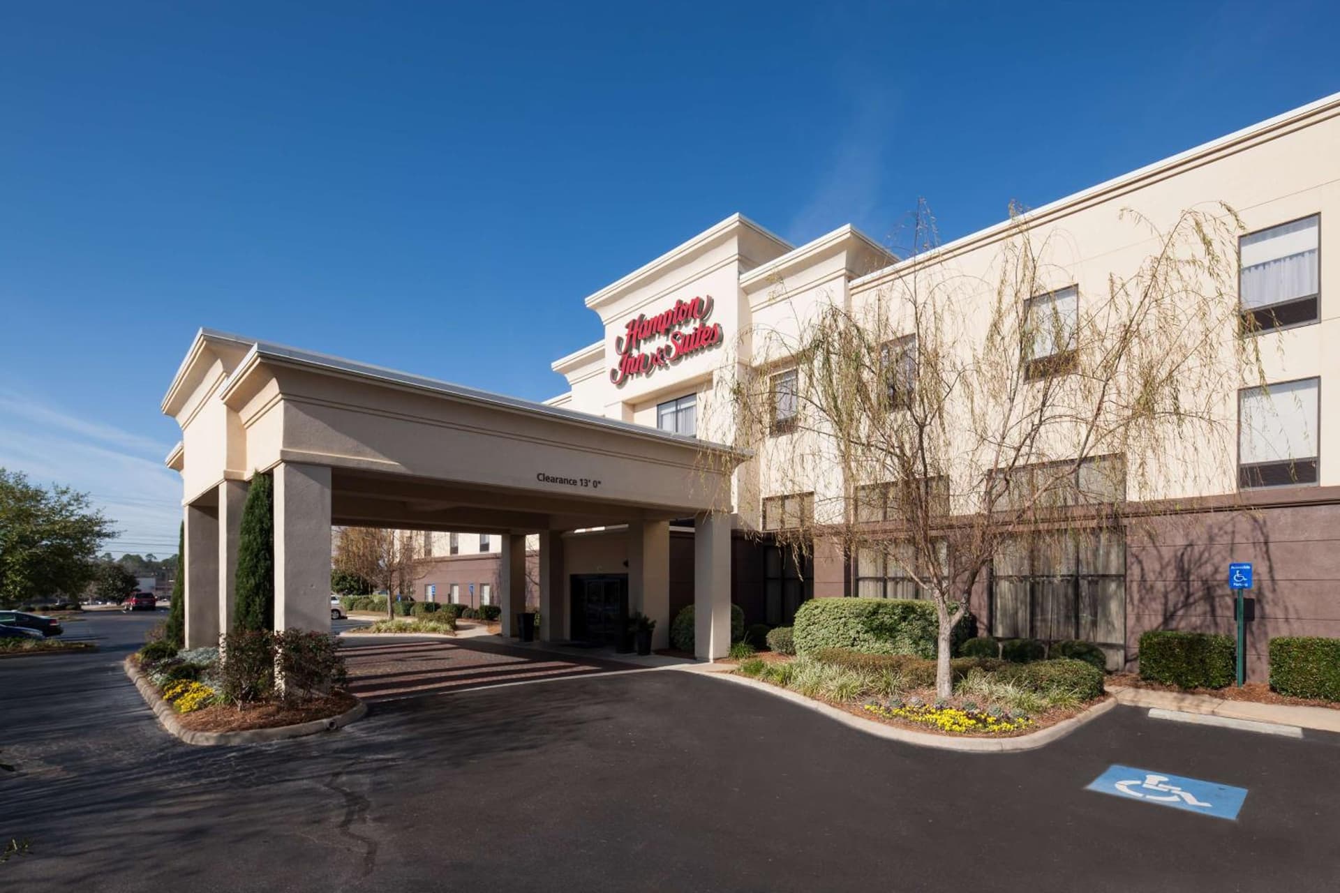 Hampton Inn & Suites Dothan interior in Dothan, AL — gallery photo 2